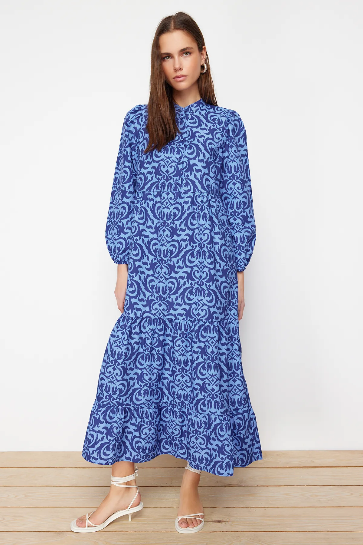 Trendyol Modest  Saks gemustertes, gewebtes Baumwollkleid mit halber Knopfleiste und weiter Passform TCTSS23EB00222