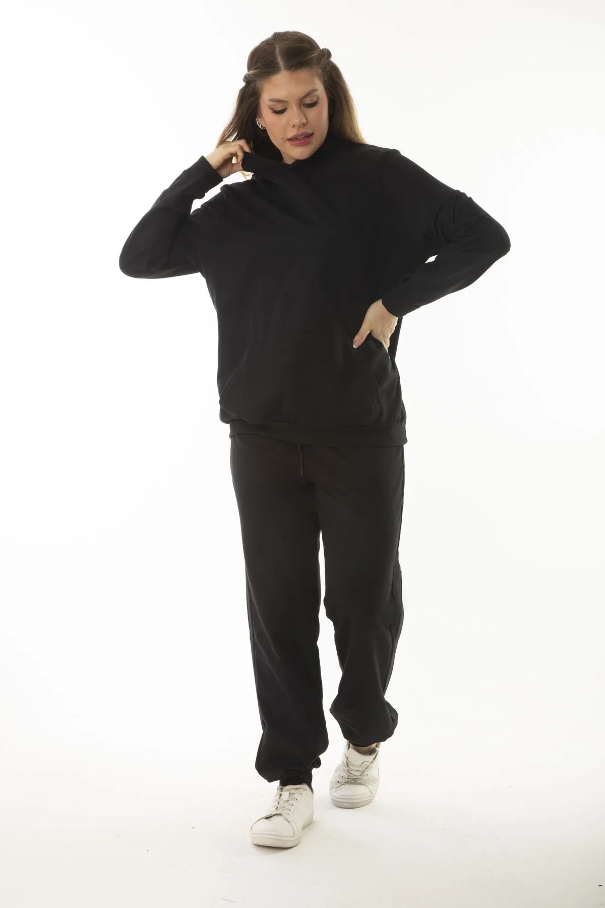 Şans  Schwarzer Damenanzug mit Kängurutasche und Kapuzen-Sweatshirt in großer Größe, geknöpft, Anzug 65N37053