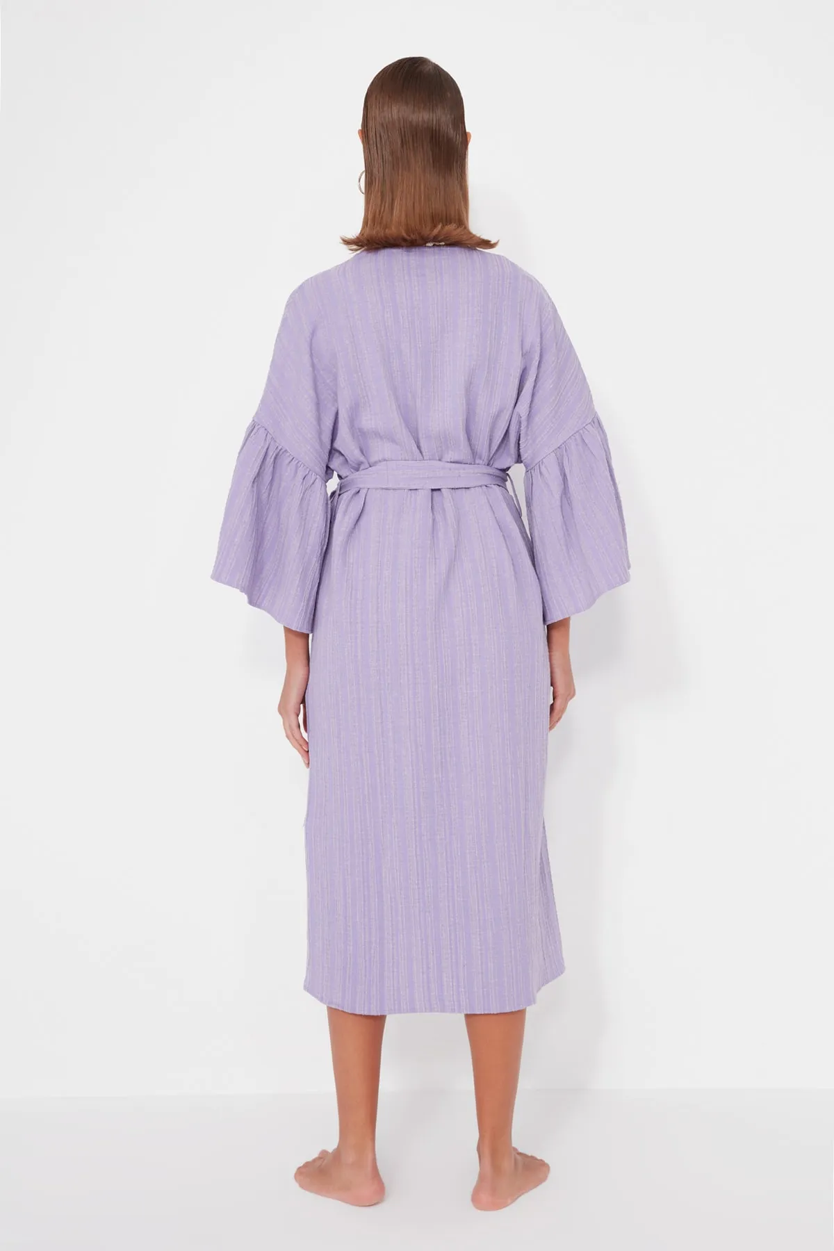 Trendyol Collection  Lilafarbener Maxi-Kimono und Kaftan aus Strick mit Volant und Gürtel TBESS23KM00028