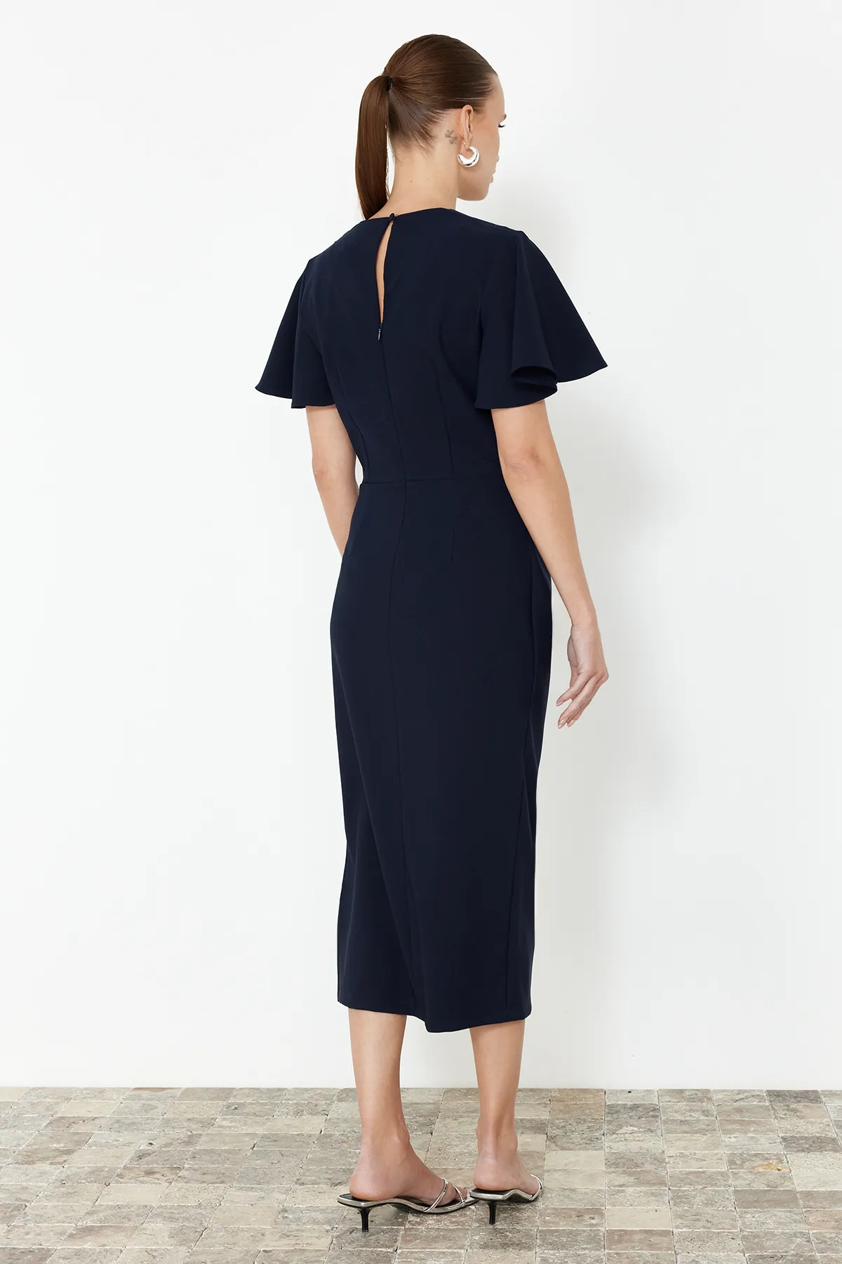 Trendyol Collection  Marineblaues, gerade geschnittenes, gerafftes Midikleid aus Webstoff TWOSS24EL00713