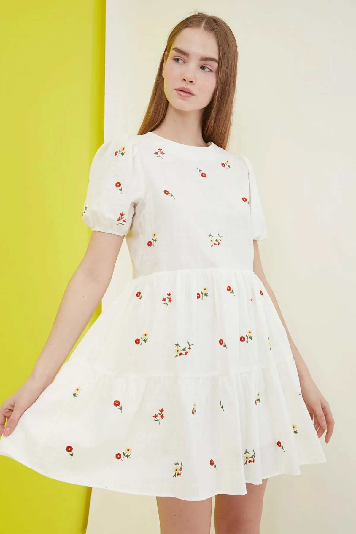 Trendyol Collection  Ecrufarbenes, gerade geschnittenes, gewebtes, gefüttertes, mit Blumen besticktes Webkleid TWOSS21EL0938