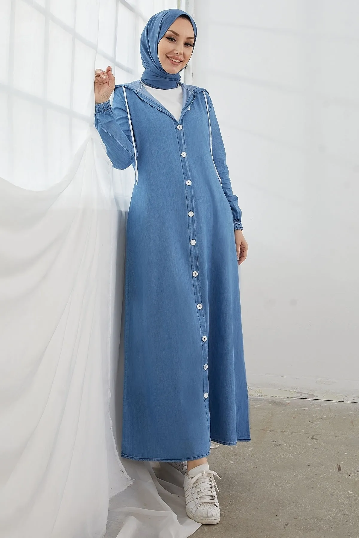 InStyle  Meridya Denim Abaya mit Kapuze und Knöpfen – Hellblau