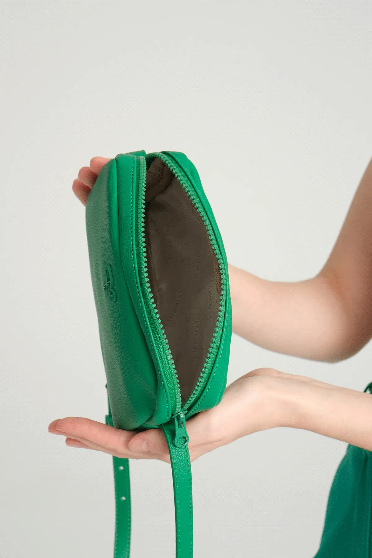 Garbalia  Liberty Green Damen-Minitasche mit verstellbarem Schultergurt mit Kreuzgriff und Reißverschluss