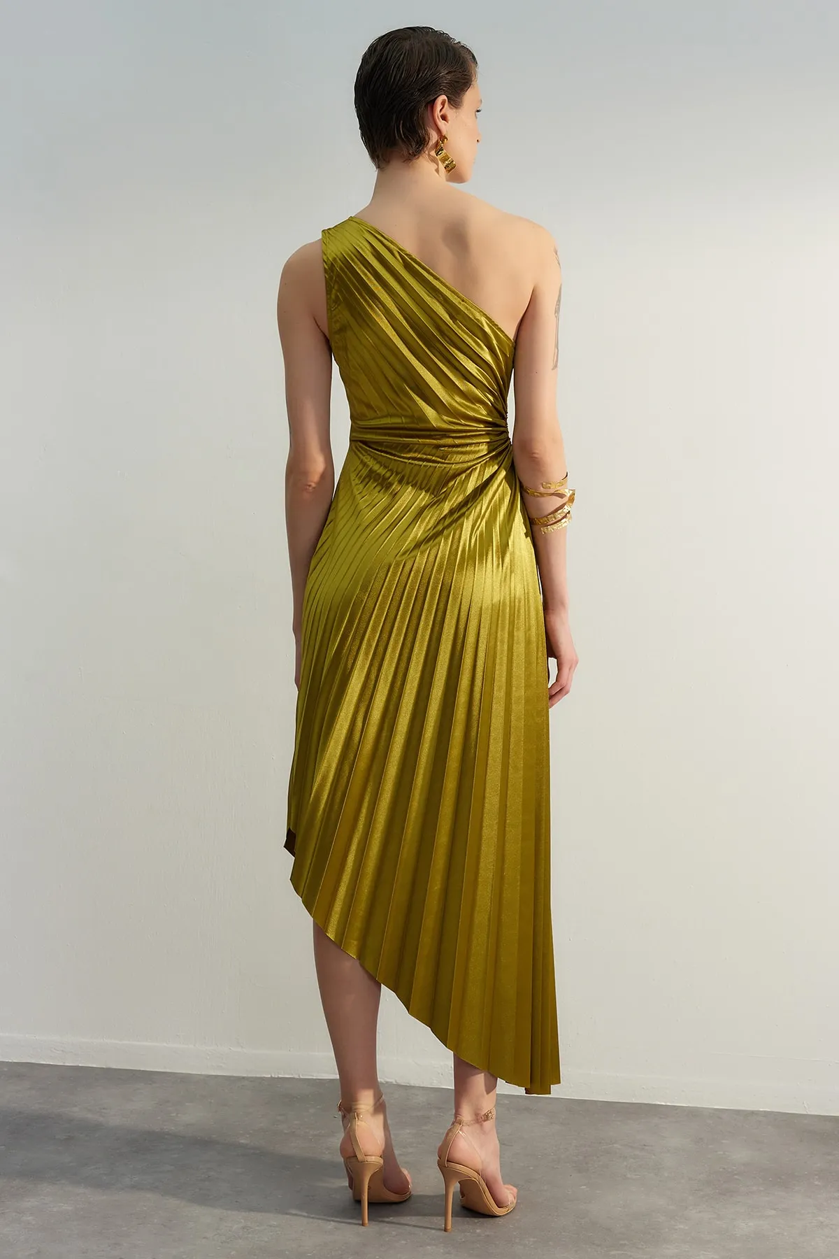 Trendyol Collection  Hellgrünes asymmetrisches Strick-Abendkleid aus Satin mit Faltendetails TPRSS23EL00557