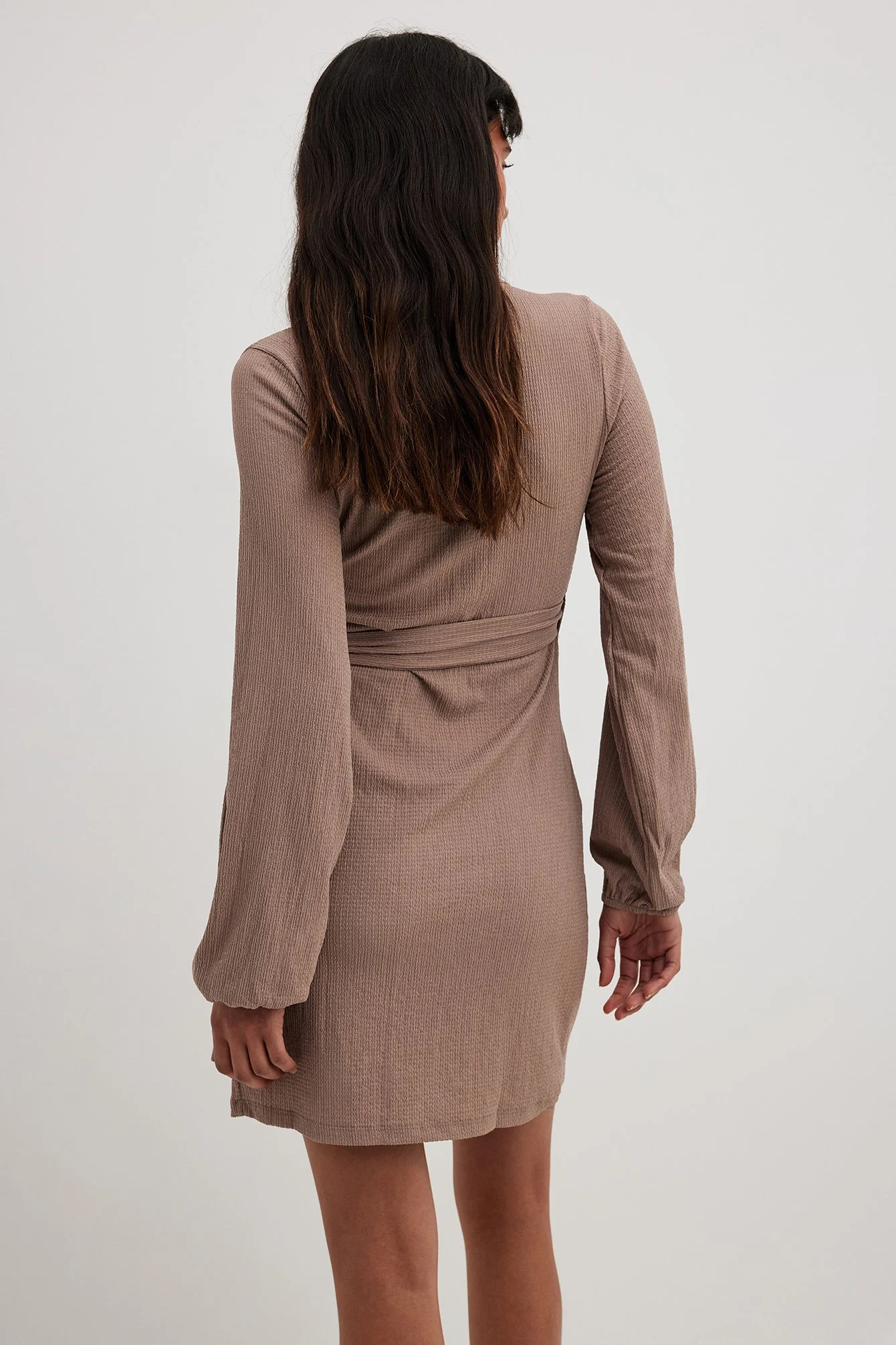 Fließendes strukturiertes Wickelkleid