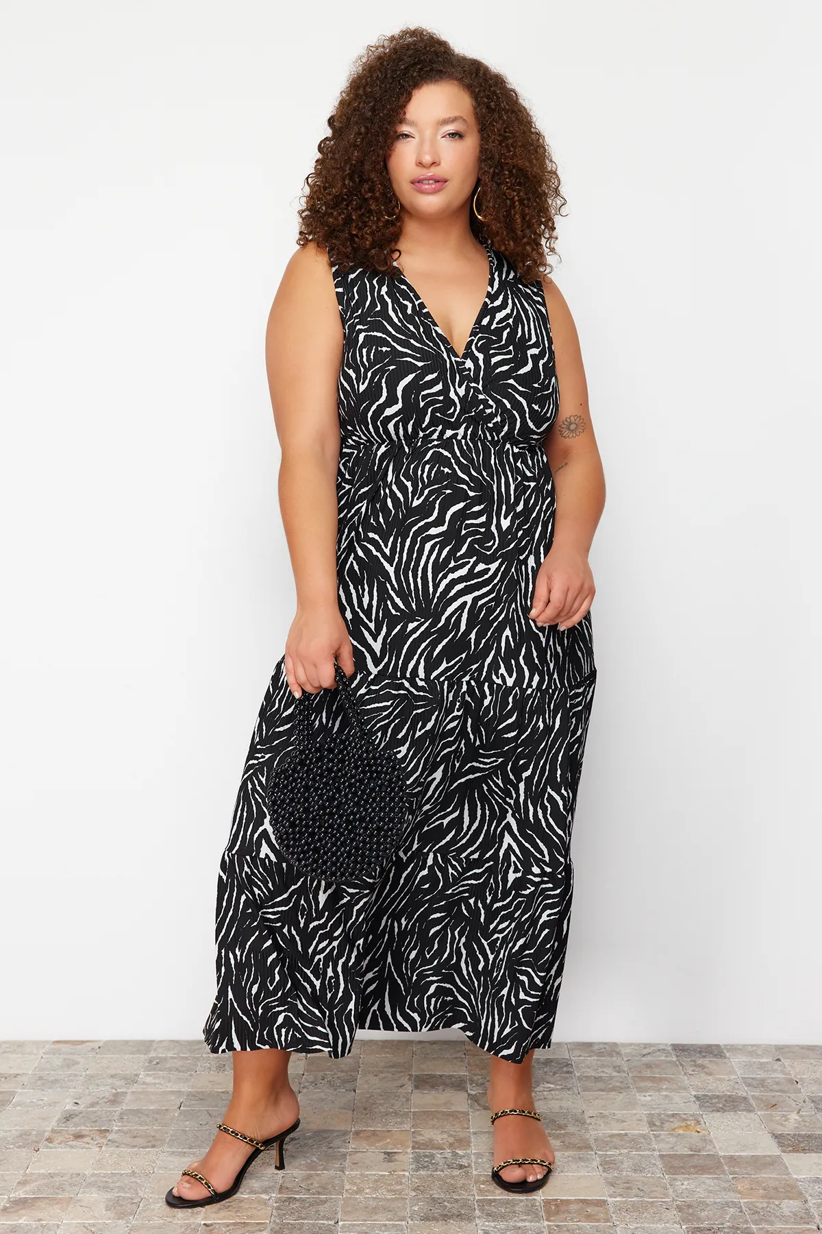Trendyol Curve  Schwarzes A-Linien-Strickkleid mit Tiermuster TBBSS22AH00010