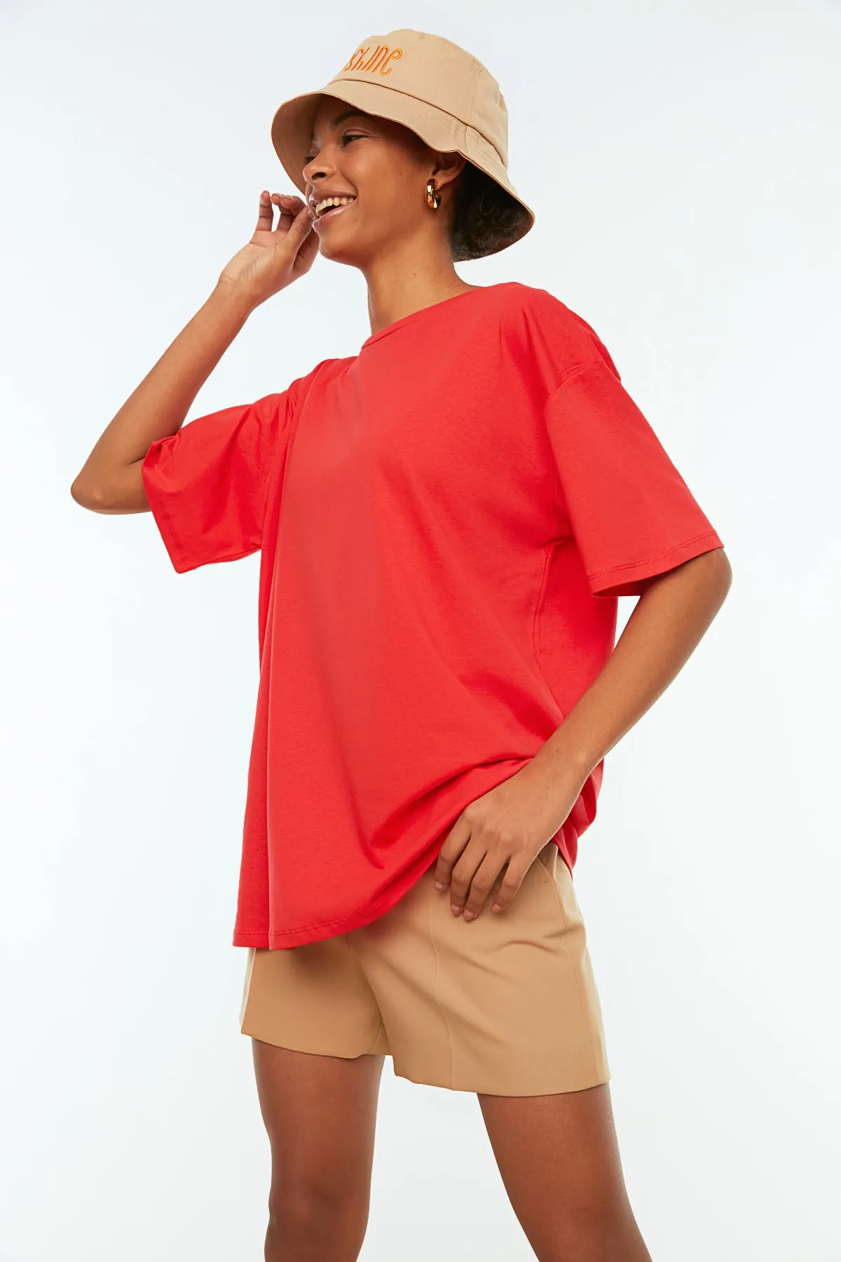 Trendyol Collection  Rotes, übergroßes/weites Strick-T-Shirt mit Rundhalsausschnitt aus 100 % Baumwolle TWOSS20TS0134