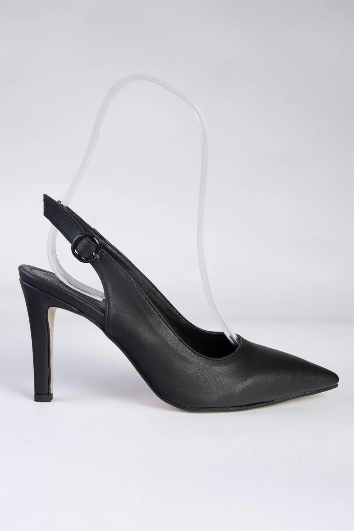 Fox Shoes  Damen-Schuhe aus schwarzem Kunstleder mit spitzer Zehenpartie und Absatz K404910309