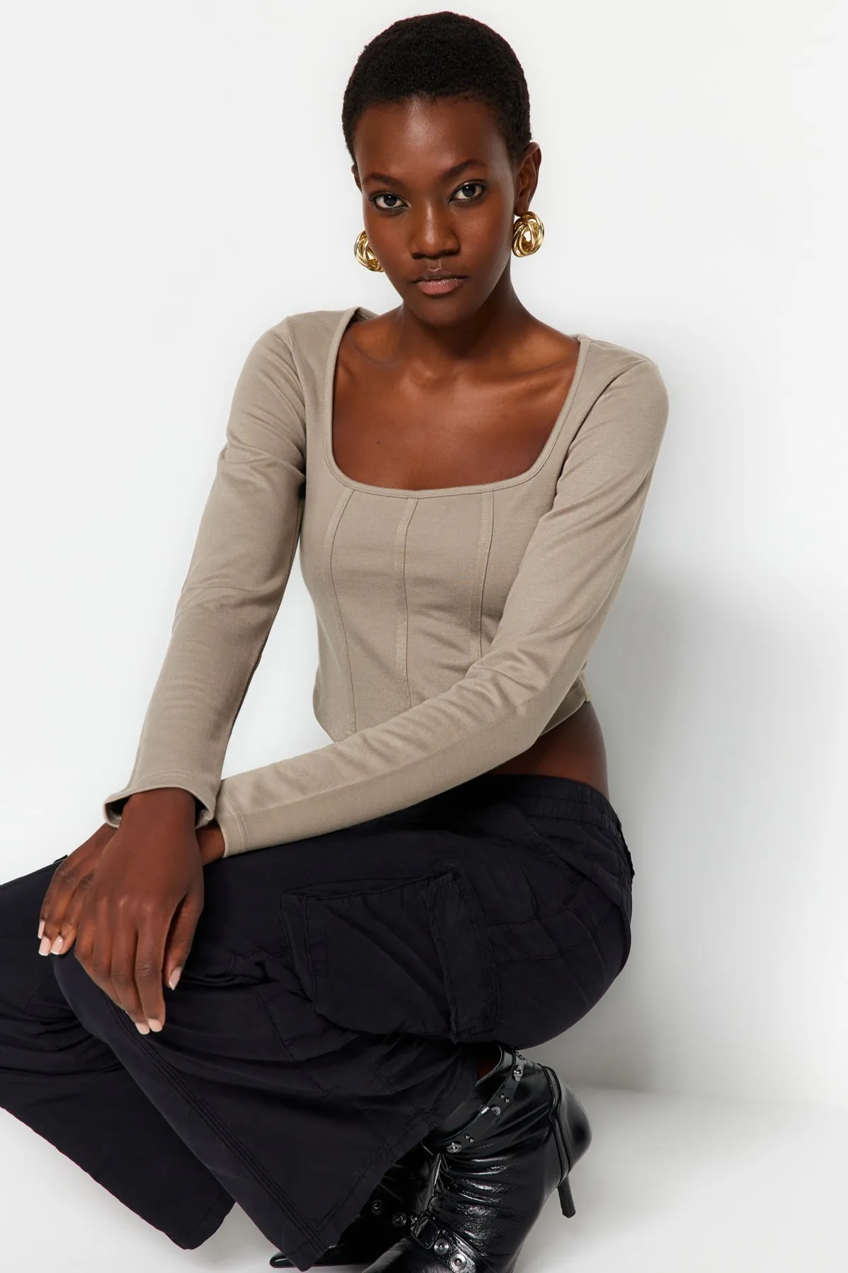 Trendyol Collection  Steinfarbene Paspelierung, detaillierte, eng anliegende Interlock-Strickbluse mit quadratischem Ausschnitt TWOAW23BZ00151