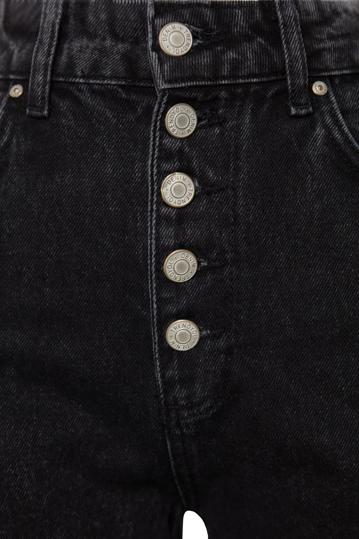Trendyol Collection  Schwarze Mom-Jeans mit hoher Taille und Knopfleiste vorne TWOAW24JE00071