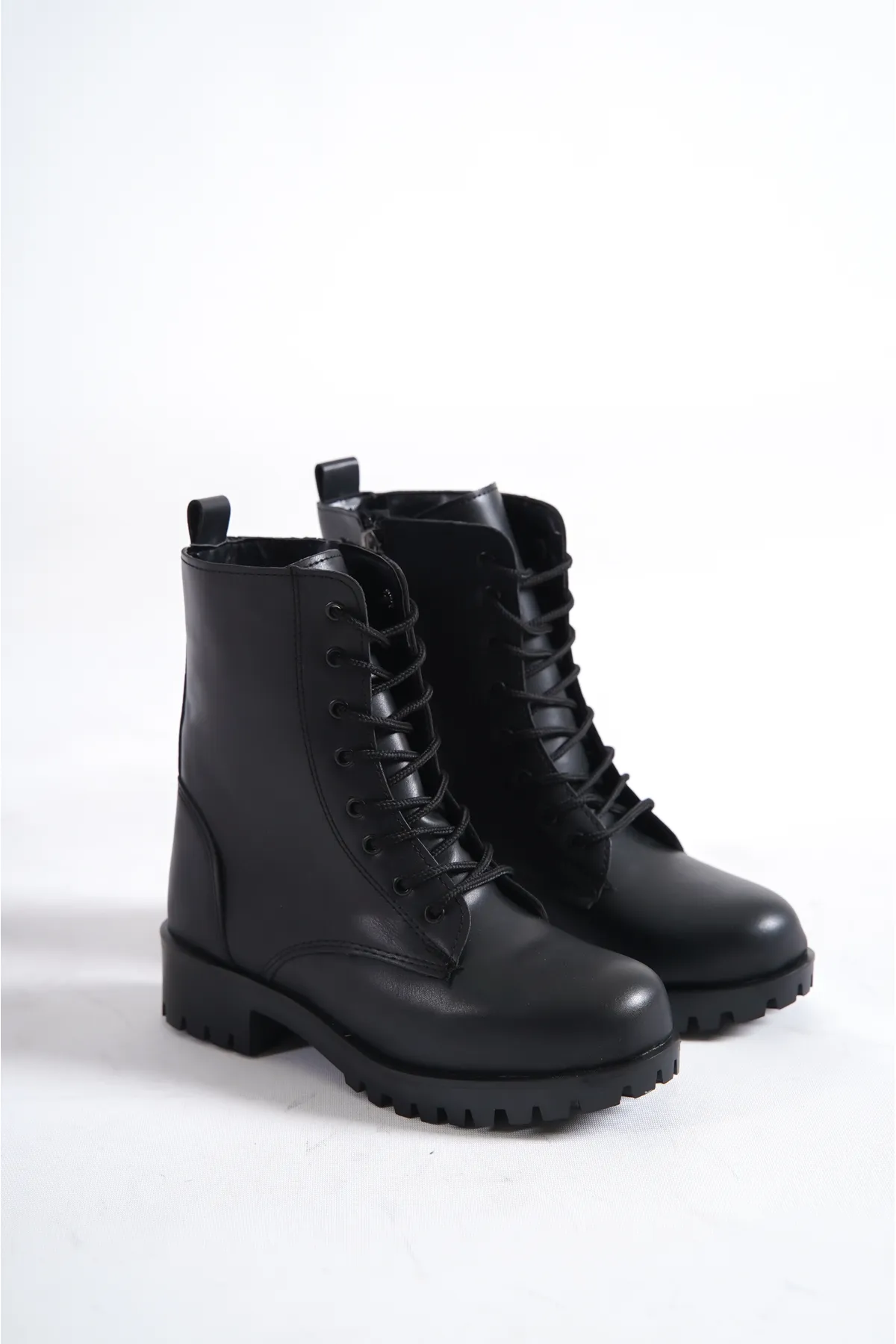 Capone Outfitters  Schnürstiefel mit Trak-Sohle und seitlichem Reißverschluss