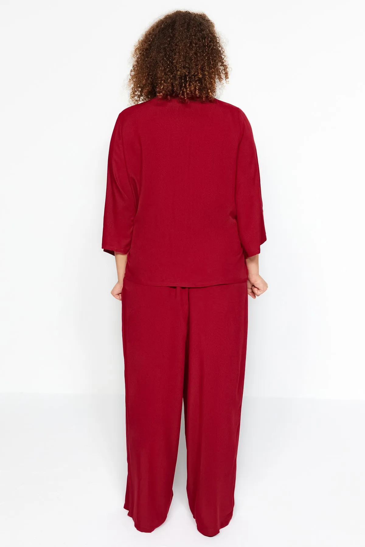 Trendyol Curve  Burgunderfarbenes, zweireihiges, gewebtes Pyjama-Set mit Kragen und Kragen TBBAW23AI00032