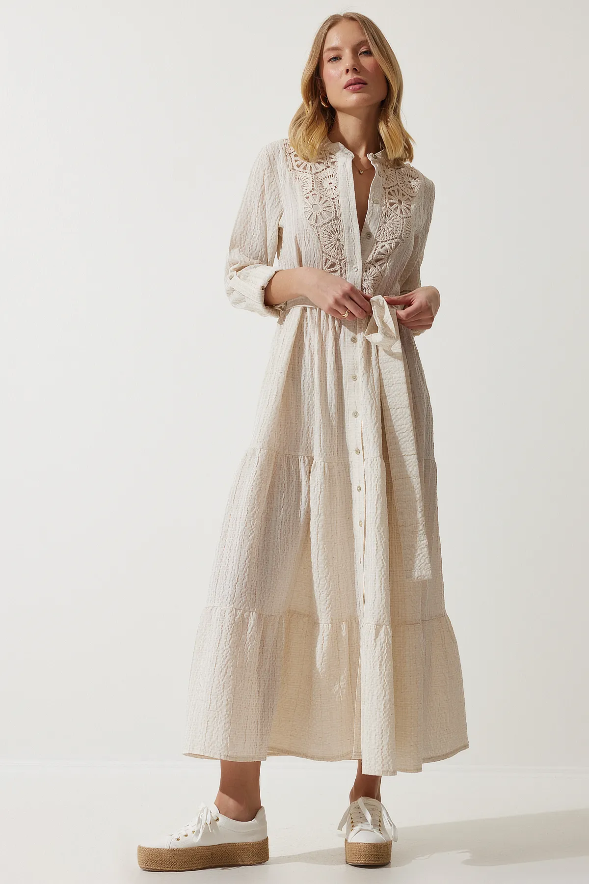 Happiness İstanbul  Cremefarbenes, langes Hemdkleid aus Leinen mit Volant und Spitze für Damen, DM00133