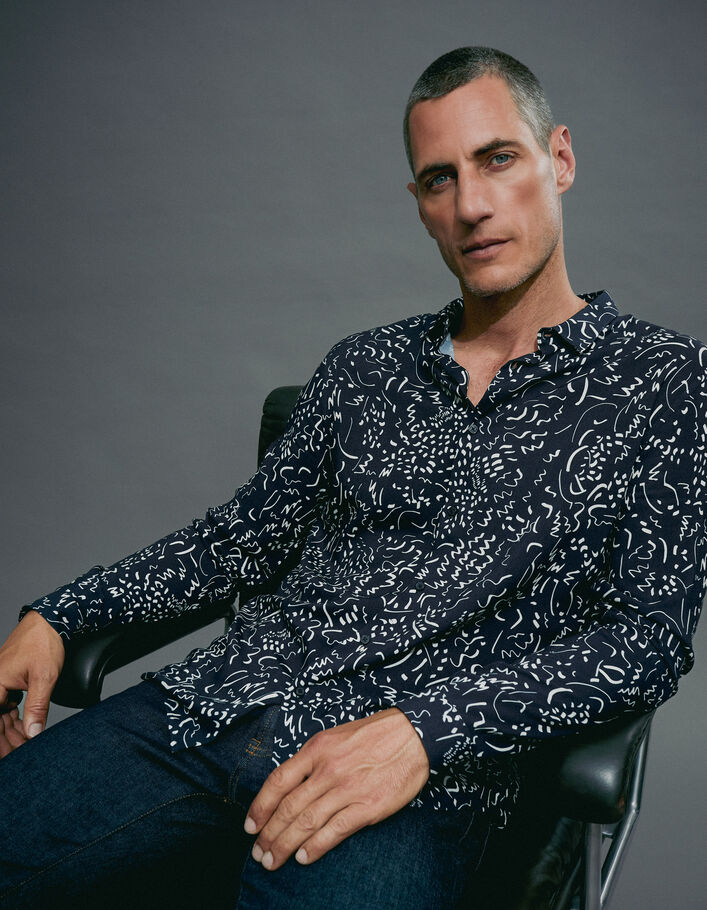 Chemise REGULAR marine LENZING™ ECOVERO™ imprimé graffiti Homme