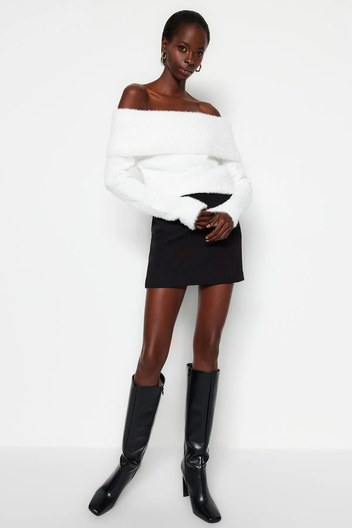 Trendyol Collection  Ecrufarbener Strickpullover mit Degaje-Kragen, Feder-/Bartfaden-Muster TWOAW24KZ00121