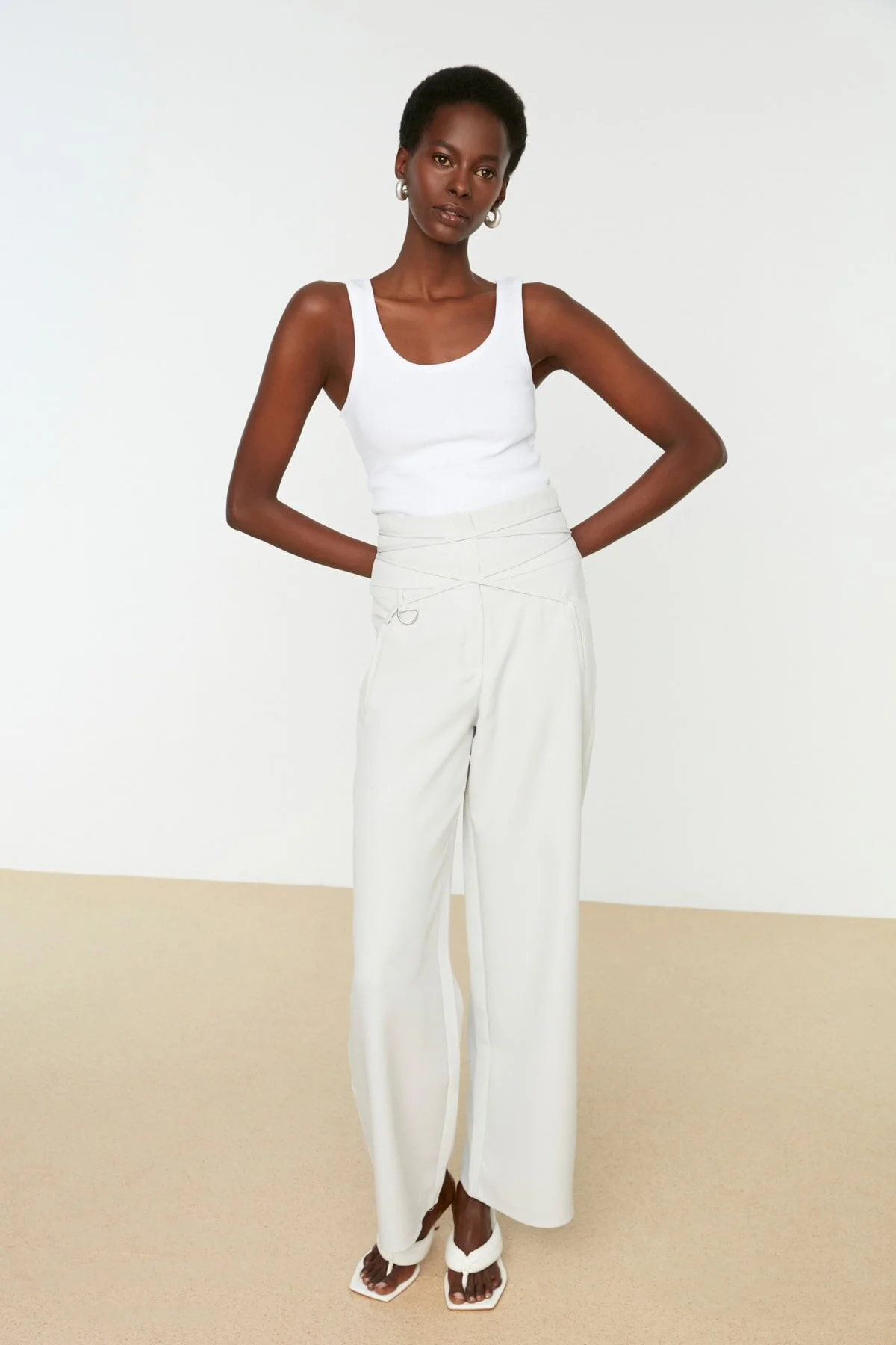 Trendyol Collection  Weißes figurbetontes Tanktop aus geripptem, flexiblem Strick mit Poolkragen TWOSS22AL0042
