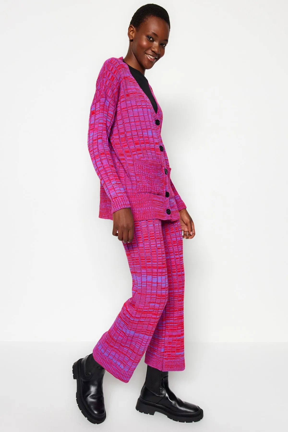 Trendyol Collection  Set aus Oberteil und Unterteil aus Strick mit Farbverlauf und lila Hose TWOAW24AU00054