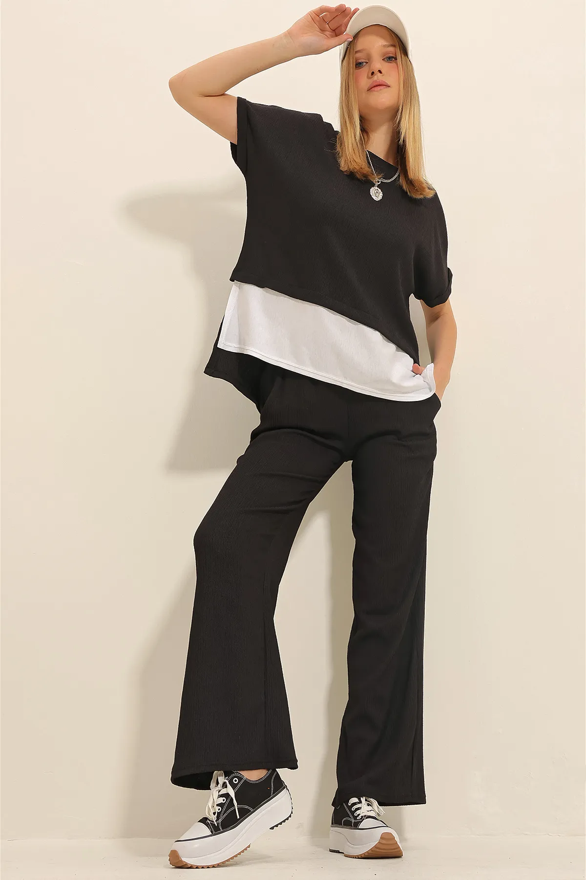 Trend Alaçatı Stili  Schwarzer Damen-Anzug mit Rundhalsausschnitt, verzierter Bluse und Palazzo-Hose, doppelter Crinkle-Anzug ALC-X11340