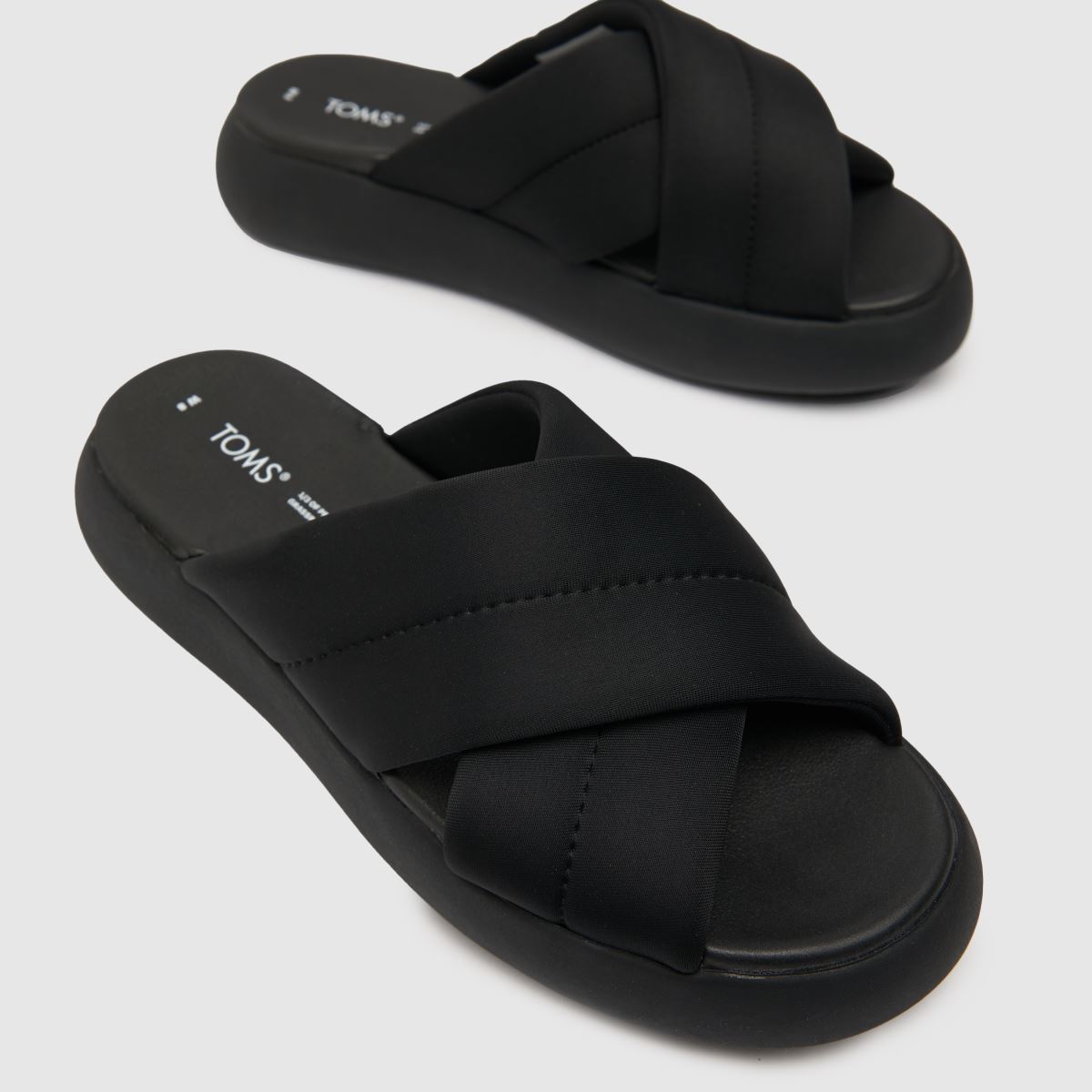 TOMS – Svarta sandaler med crossovermönster från alpagarta i mallow-modell