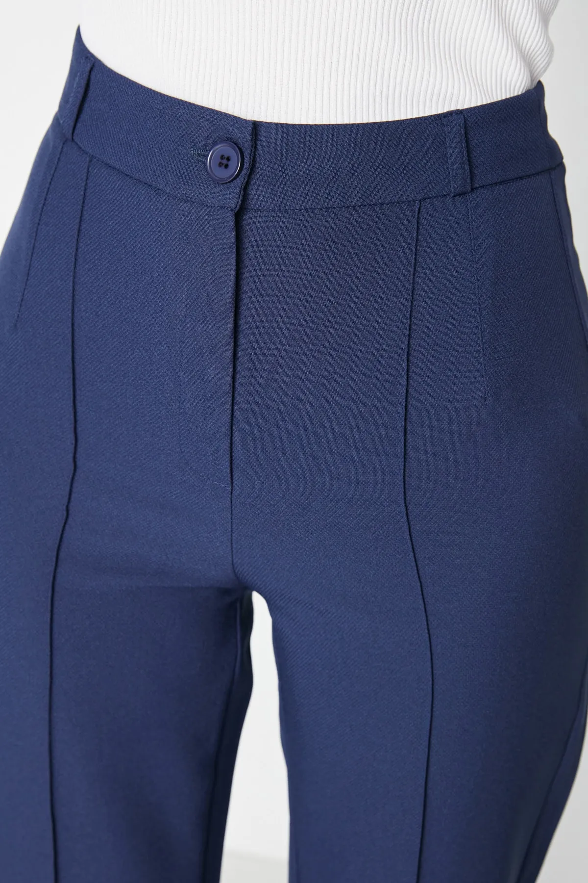 Trendyol Collection  Marineblaue, gerade geschnittene, gerippte, genähte Webhose mit hoher Taille TWOSS21PL0093