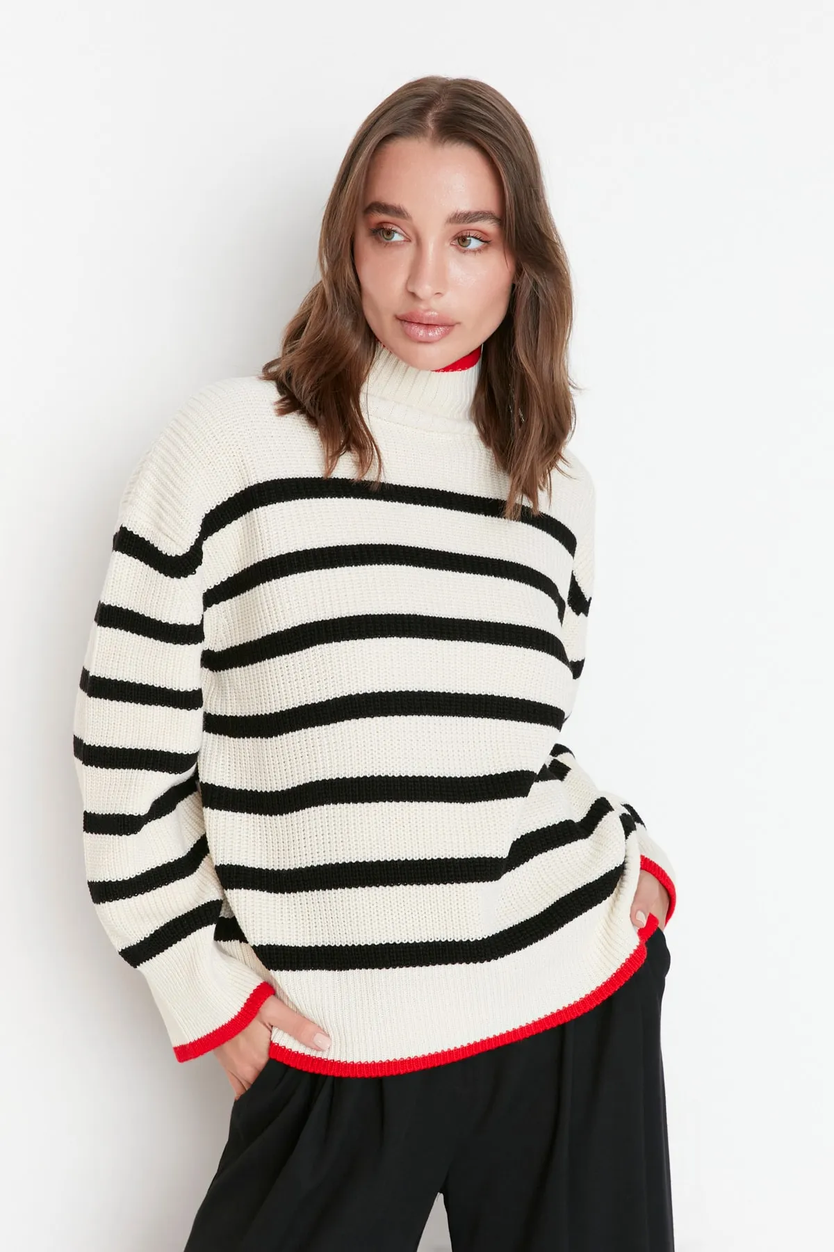 Trendyol Collection  Gestreifter Strickpullover mit breitem Muster in Ecru TWOAW23KZ01446