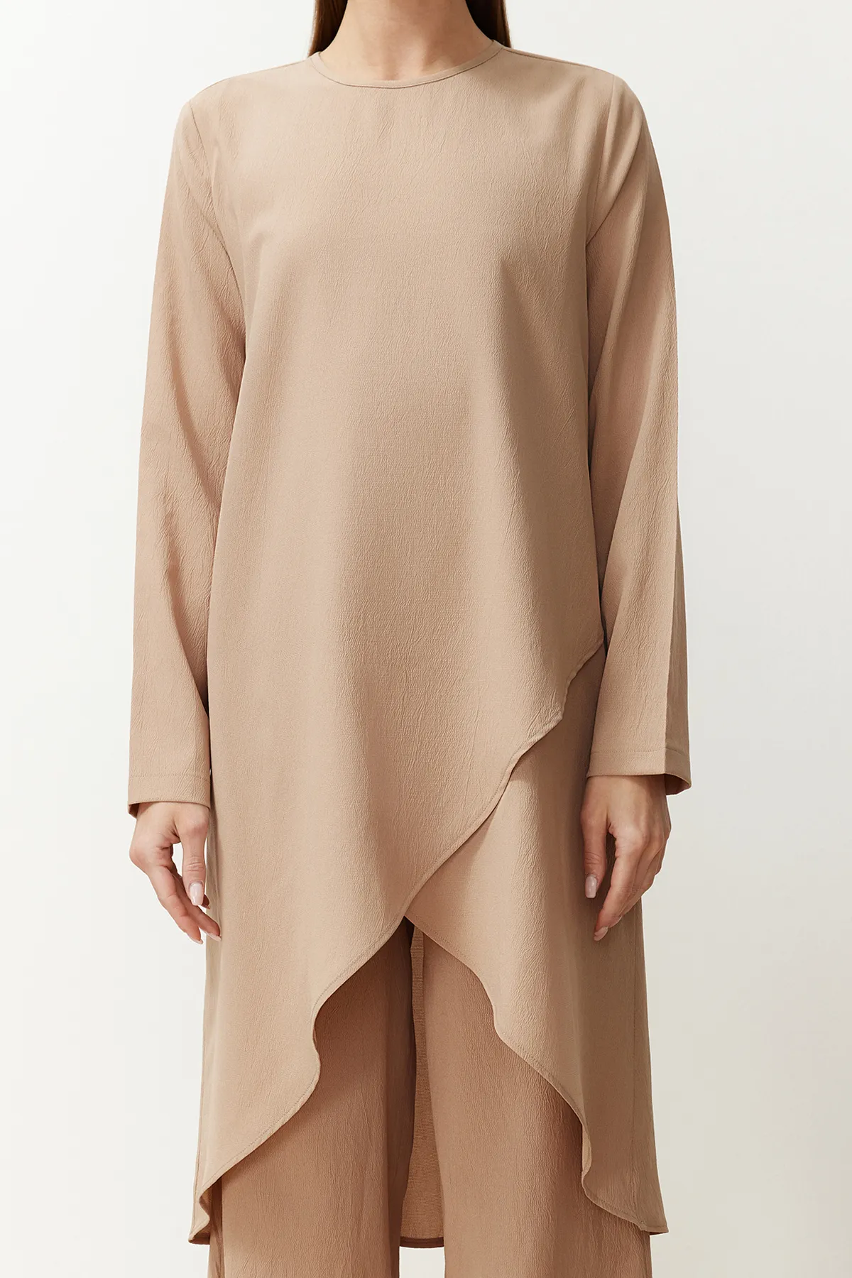 Trendyol Modest  Beiges asymmetrisches gewebtes Tunika-Hosen-Oberteil und Unterteil-Set TCTSS24US00074