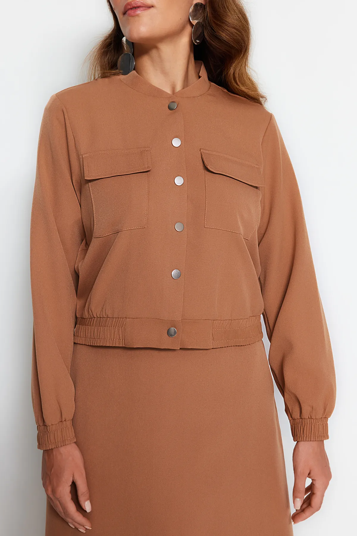Trendyol Modest  Kamelfarbenes Set aus Bomberjacke und Rock aus gewebtem Stoff mit Ober- und Unterteil TCTAW24US00078