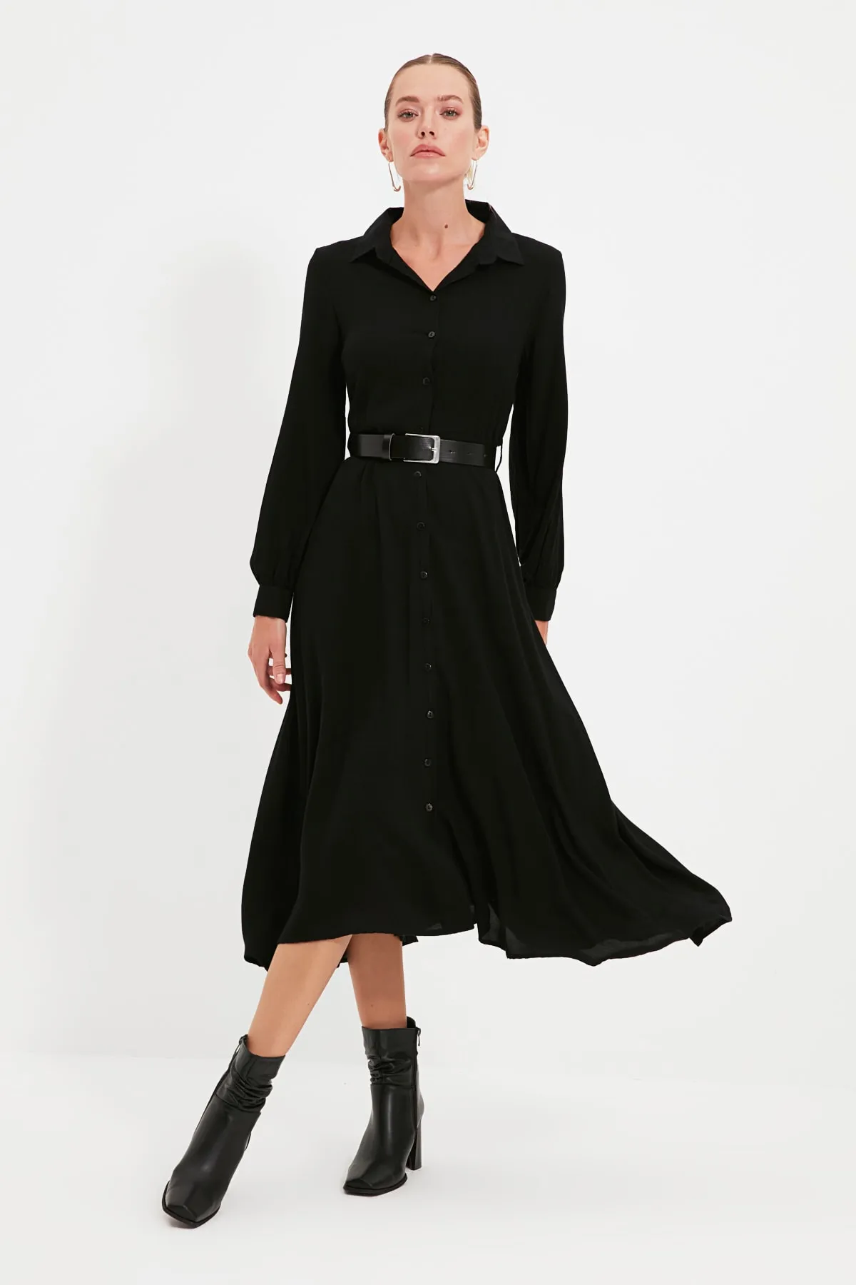 Trendyol Collection  Schwarzes gewebtes Mxi-Hemdkleid mit Gürtel TWOAW21EL1428