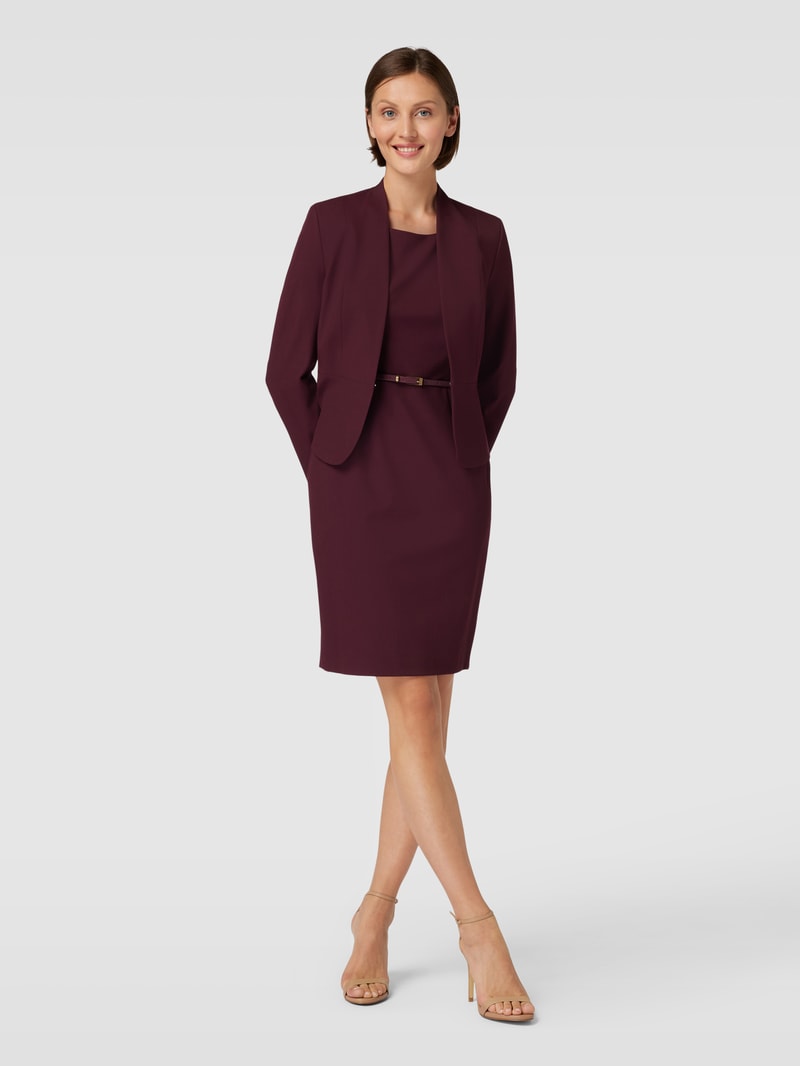 Knielanges Kleid mit Taillengürtel in bordeaux rot