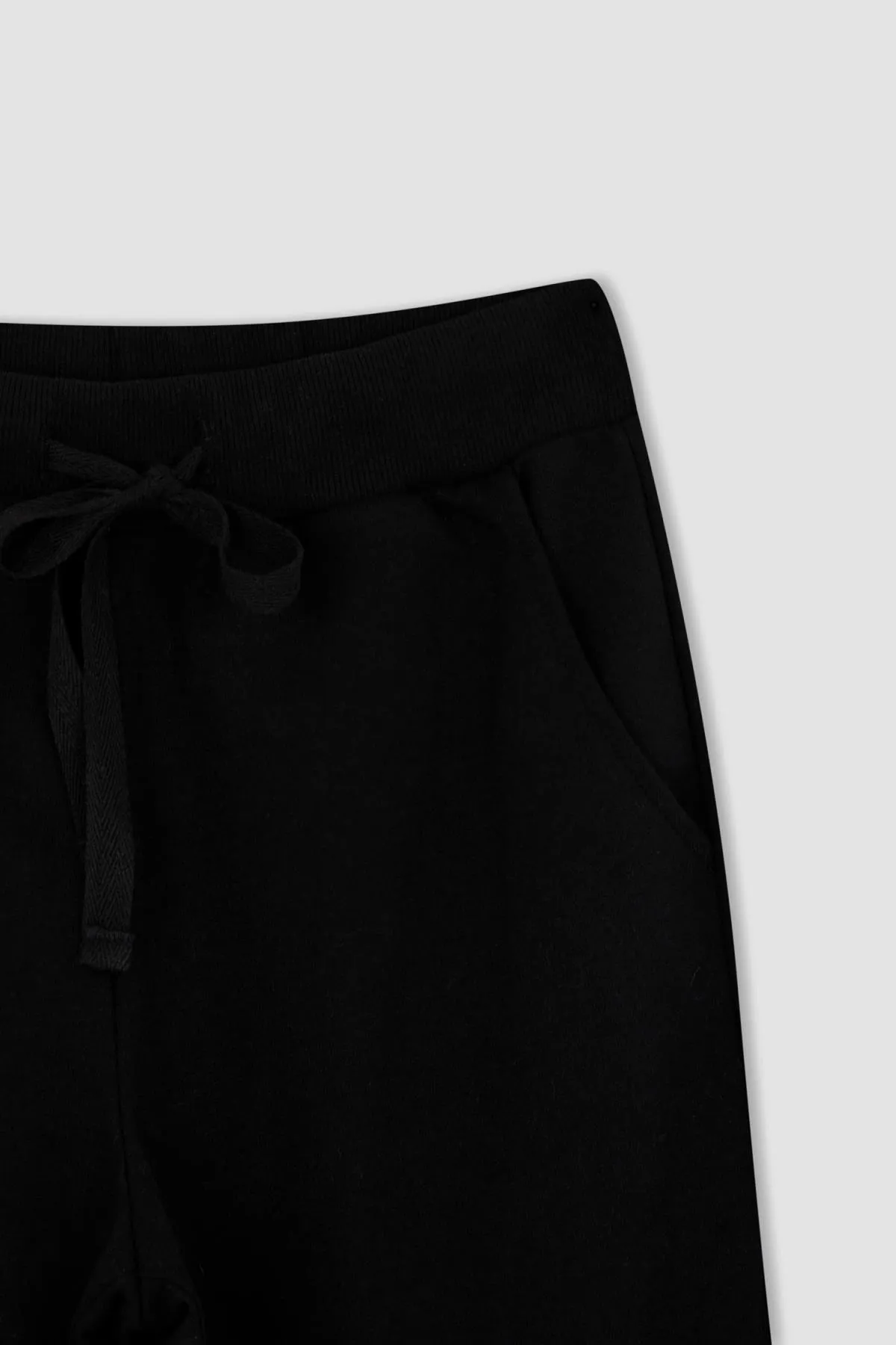 DeFacto  Normal geschnittene Basic-Jogginghose aus dünnem Sweatshirtstoff mit Taschen