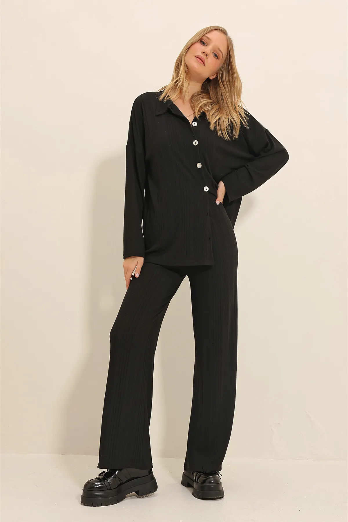 Trend Alaçatı Stili  Schwarzer Damen-Strickjacken-Cardigan mit Knopfleiste vorne und Palazzo-Hose, Doppelanzug ALC-X11323