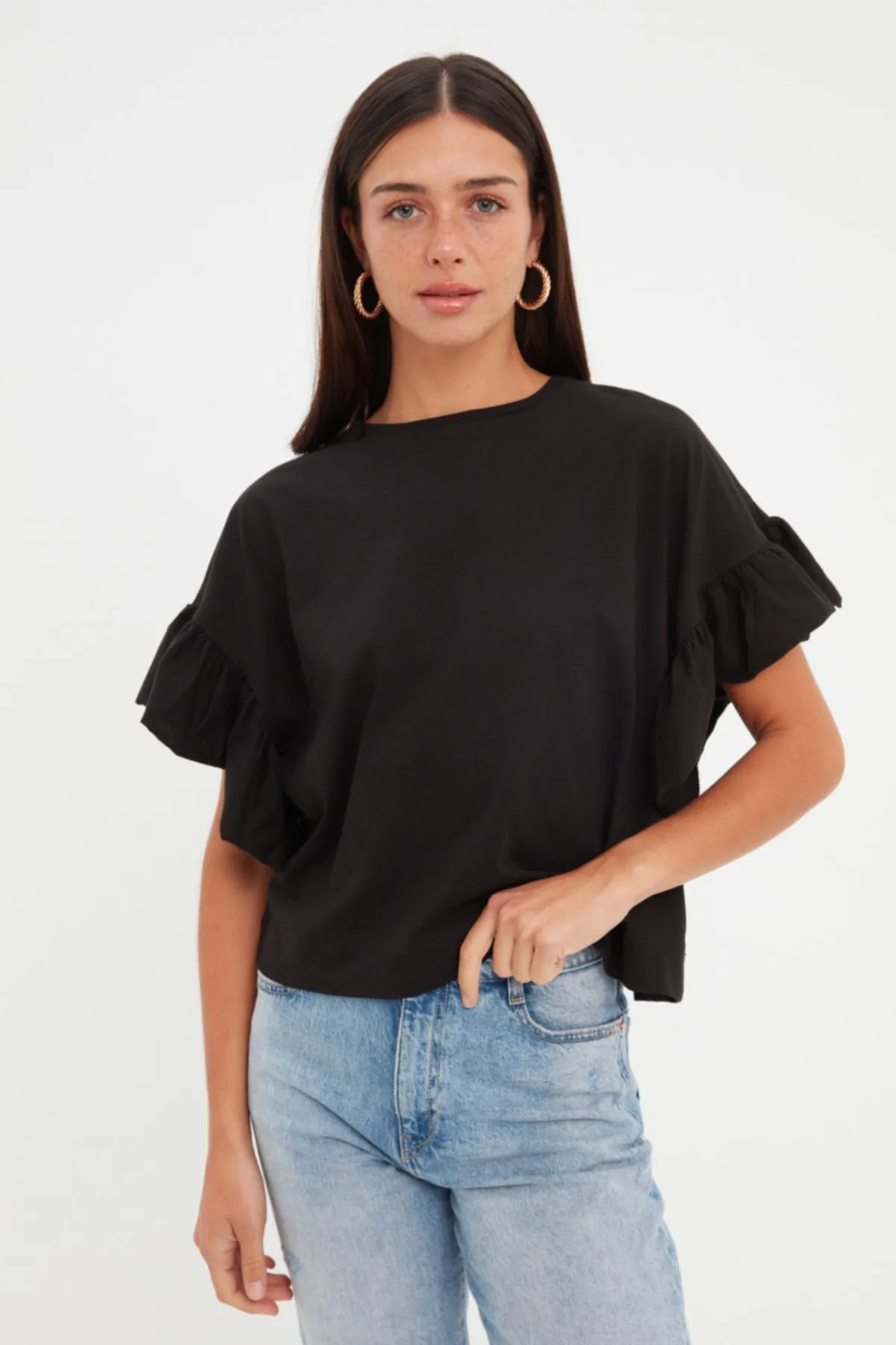 Trendyol Collection  Schwarzes Basic-Strick-T-Shirt mit Rundhalsausschnitt aus 100 % Baumwolle mit Rüschen und Details TWOSS22TS2429