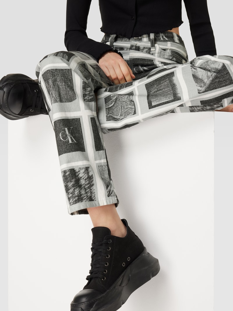 Jeans mit Label-Patch aus Leder in offwhite