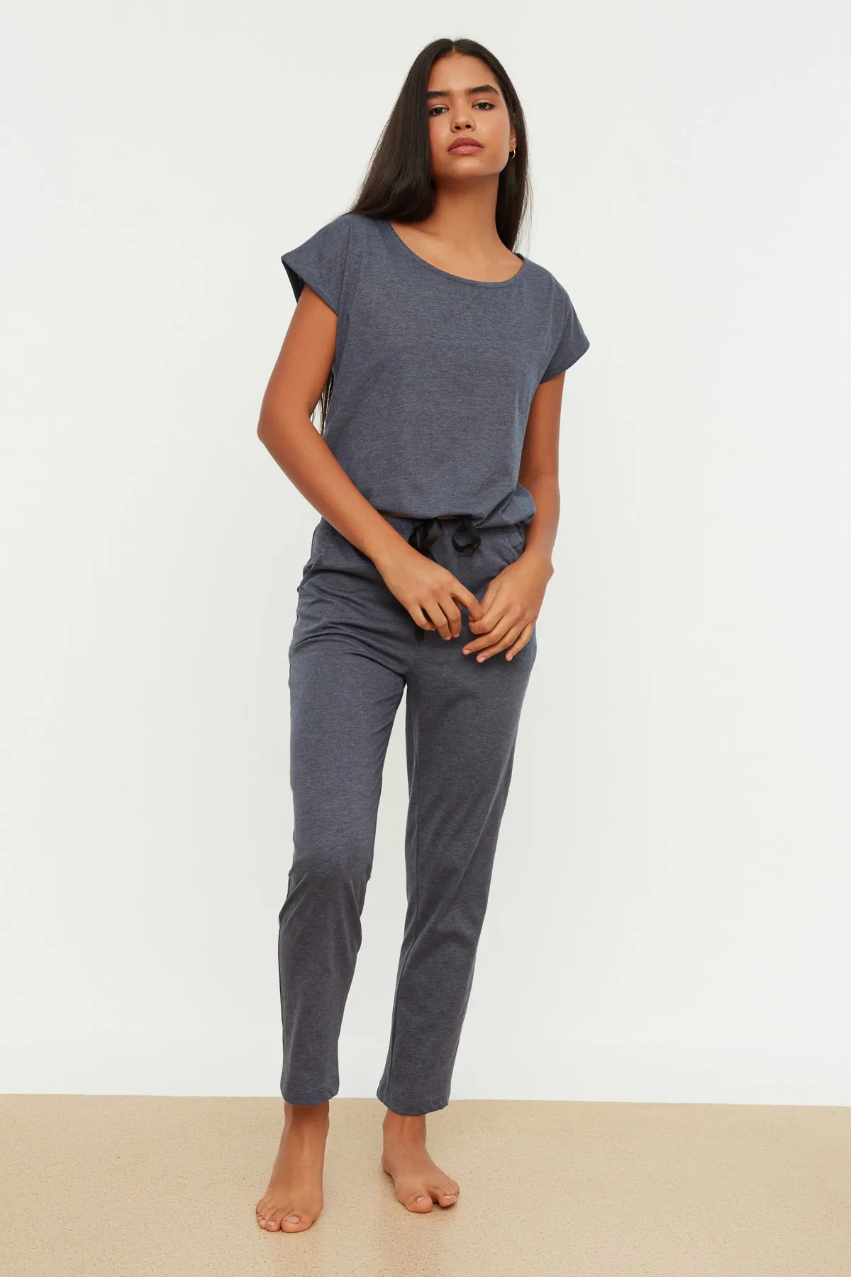 Trendyol Collection  Marineblaues Strick-Pyjama-Set mit Krawatte, T-Shirt und Hose aus Baumwolle THMSS20PT0068