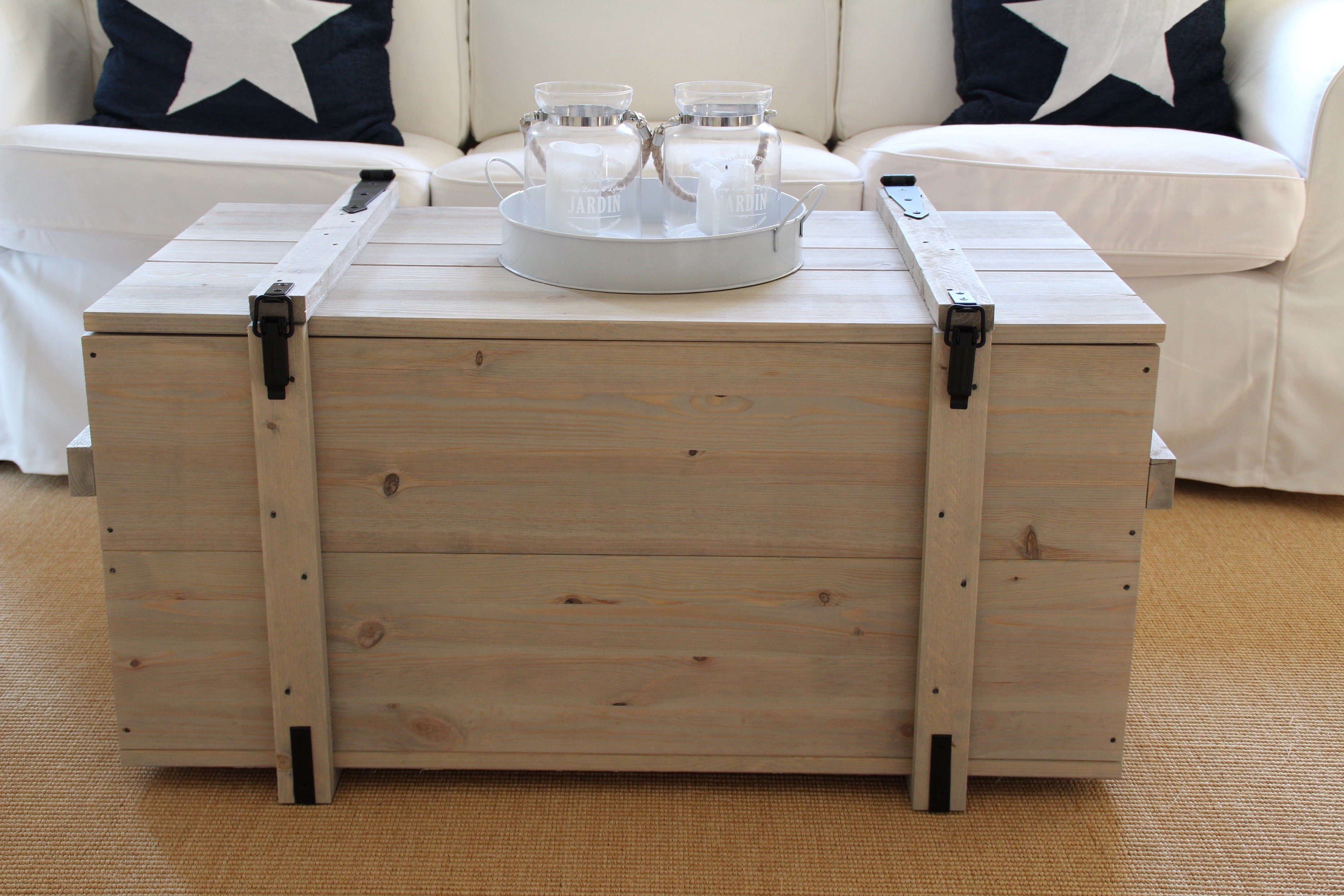 Uncle Joe´s Truhentisch, in Seefrachtkisten-Design