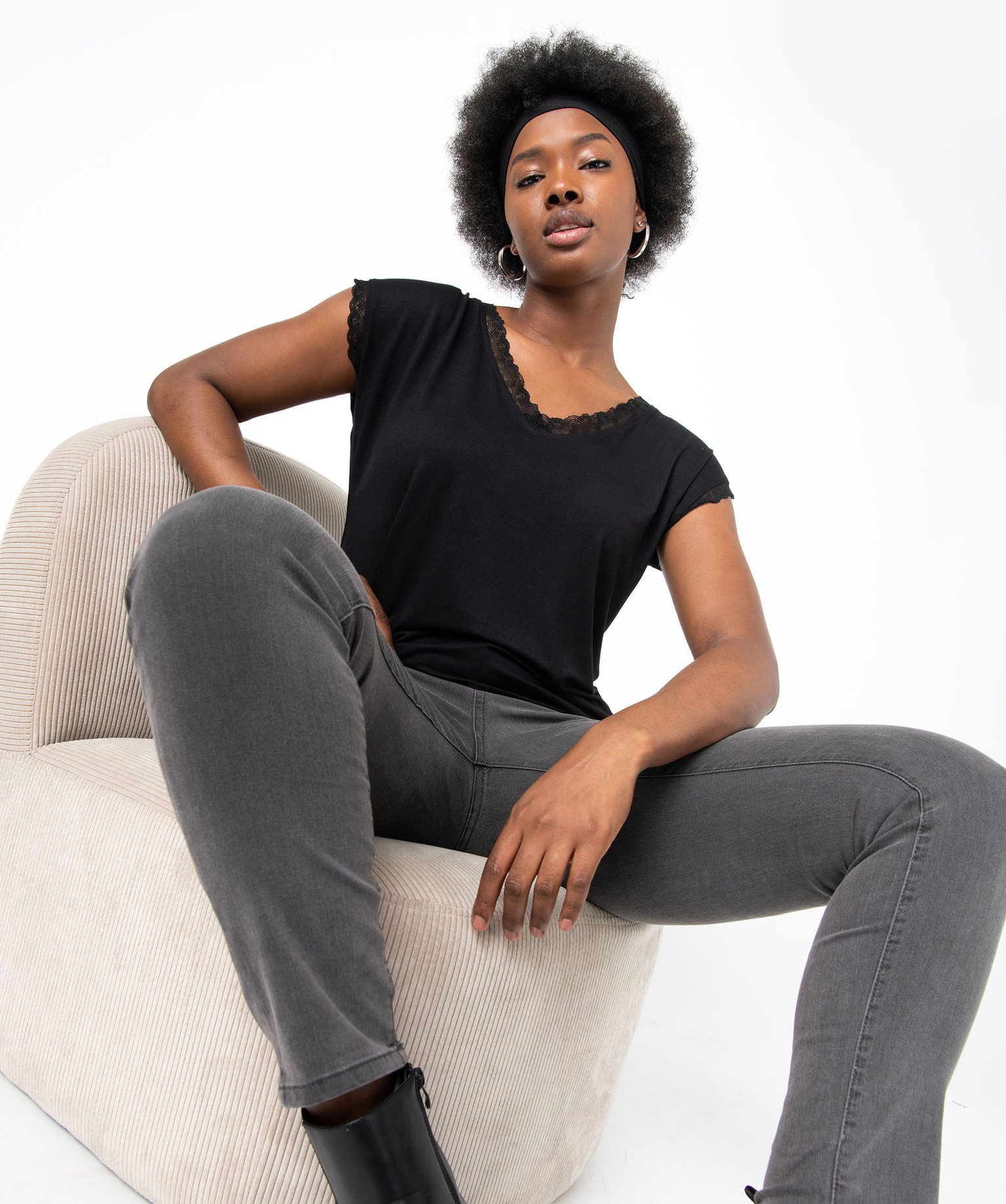 Tee-shirt femme à manches courtes avec col V en dentelle noir | GEMO