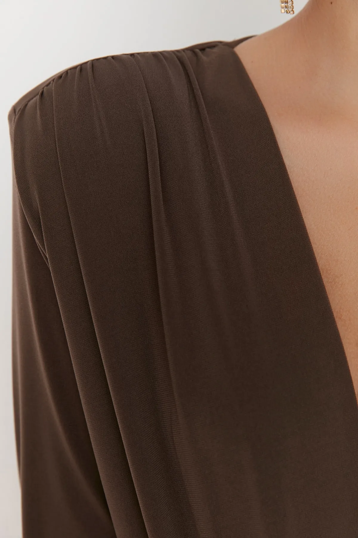 Trendyol Collection  Nerzfarbener, zweireihiger Strick-Bodysuit mit V-Ausschnitt TPRAW22BD0161