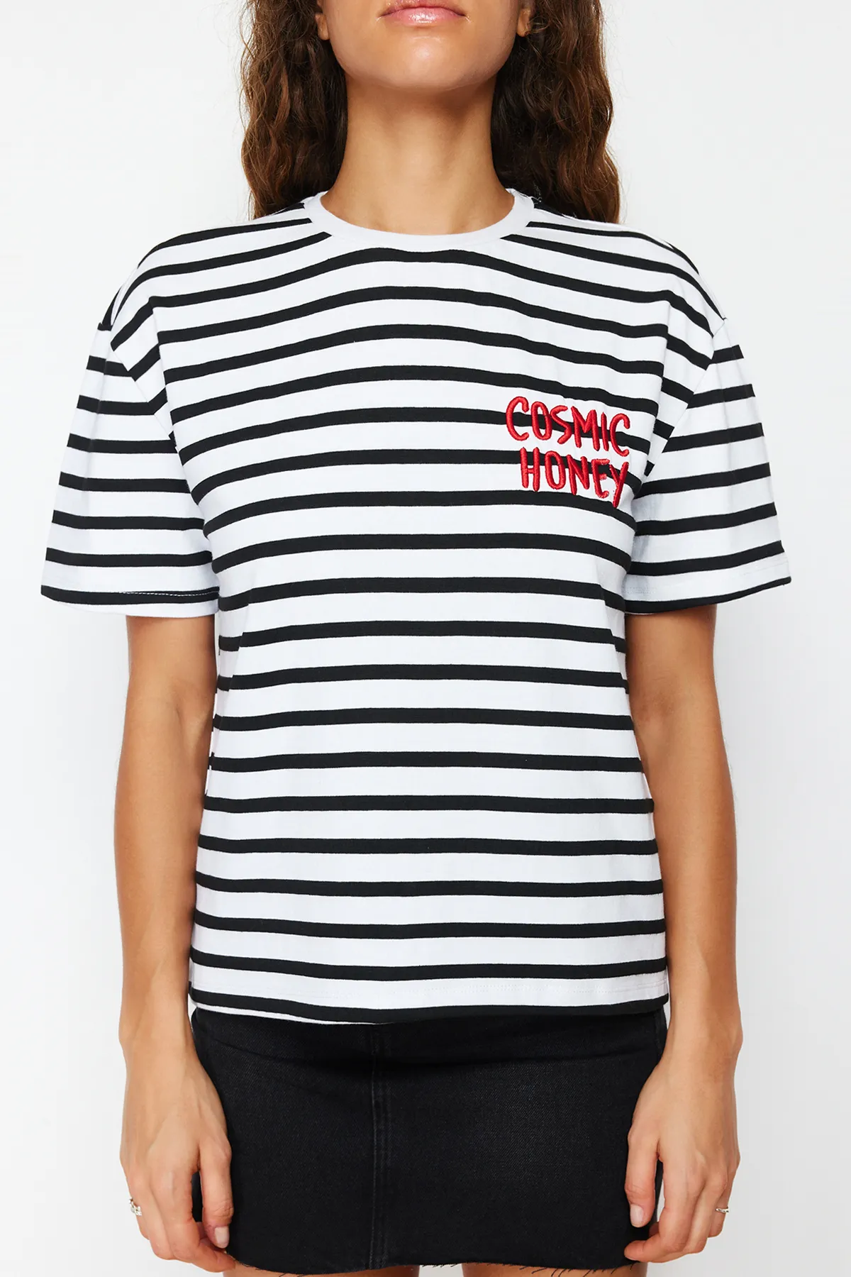 Trendyol Collection  Rot gestreiftes Slogan-Stickerei-Detailliertes, entspanntes/bequemes gestricktes T-Shirt TWOSS24TS00053