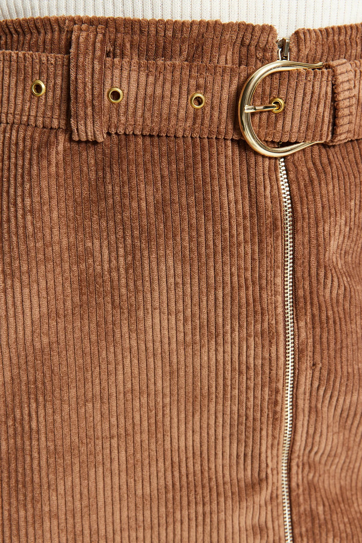 Trendyol Collection  Brauner, gewebter Minirock aus Samtstoff mit Reißverschlusstasche und Gürtel und detailliertem Detail TWOAW24ET00241
