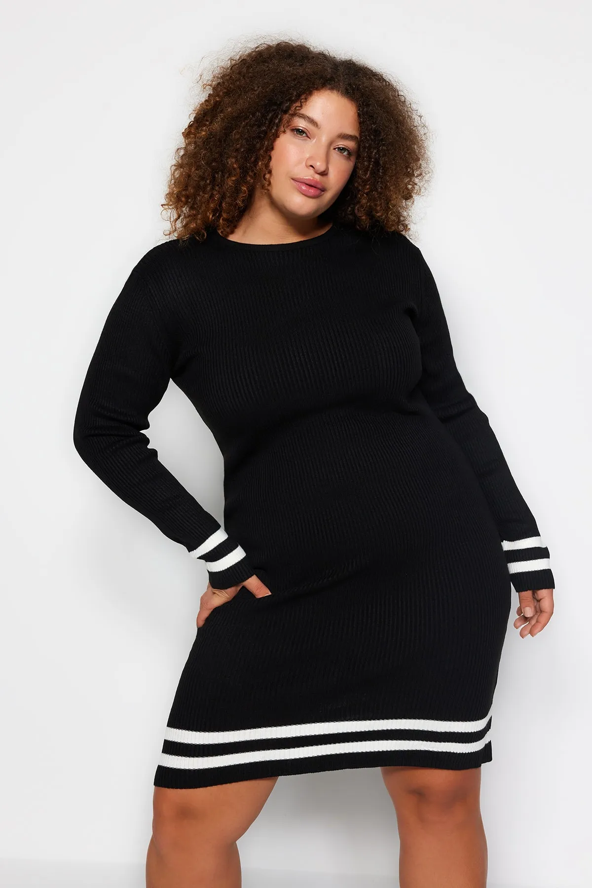 Trendyol Curve  Schwarzes Strickkleid mit Streifendetail TBBAW24AH00019