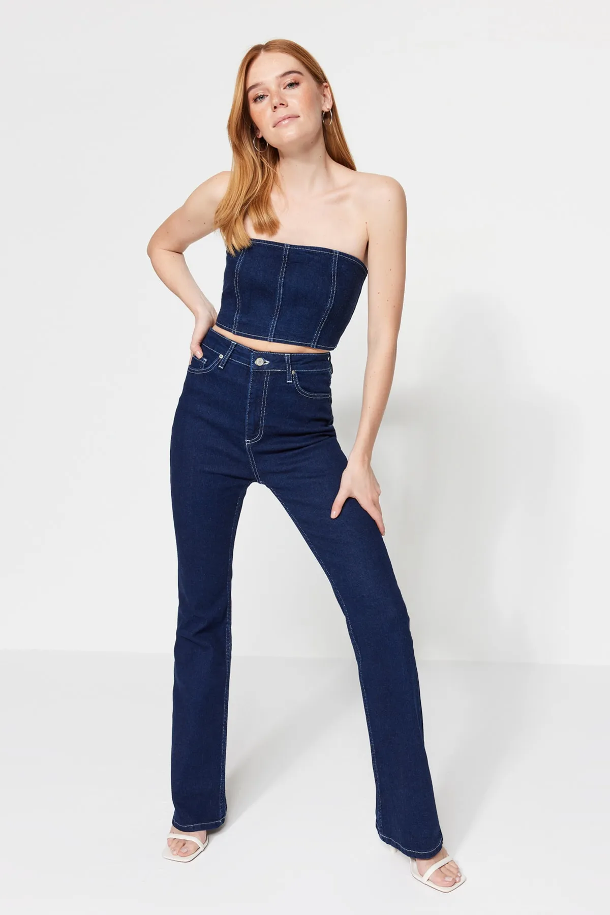 Trendyol Collection  Dunkelblaues, detailliertes, trägerloses Jeans-Bustier mit Reißverschluss TWOSS23BS00006