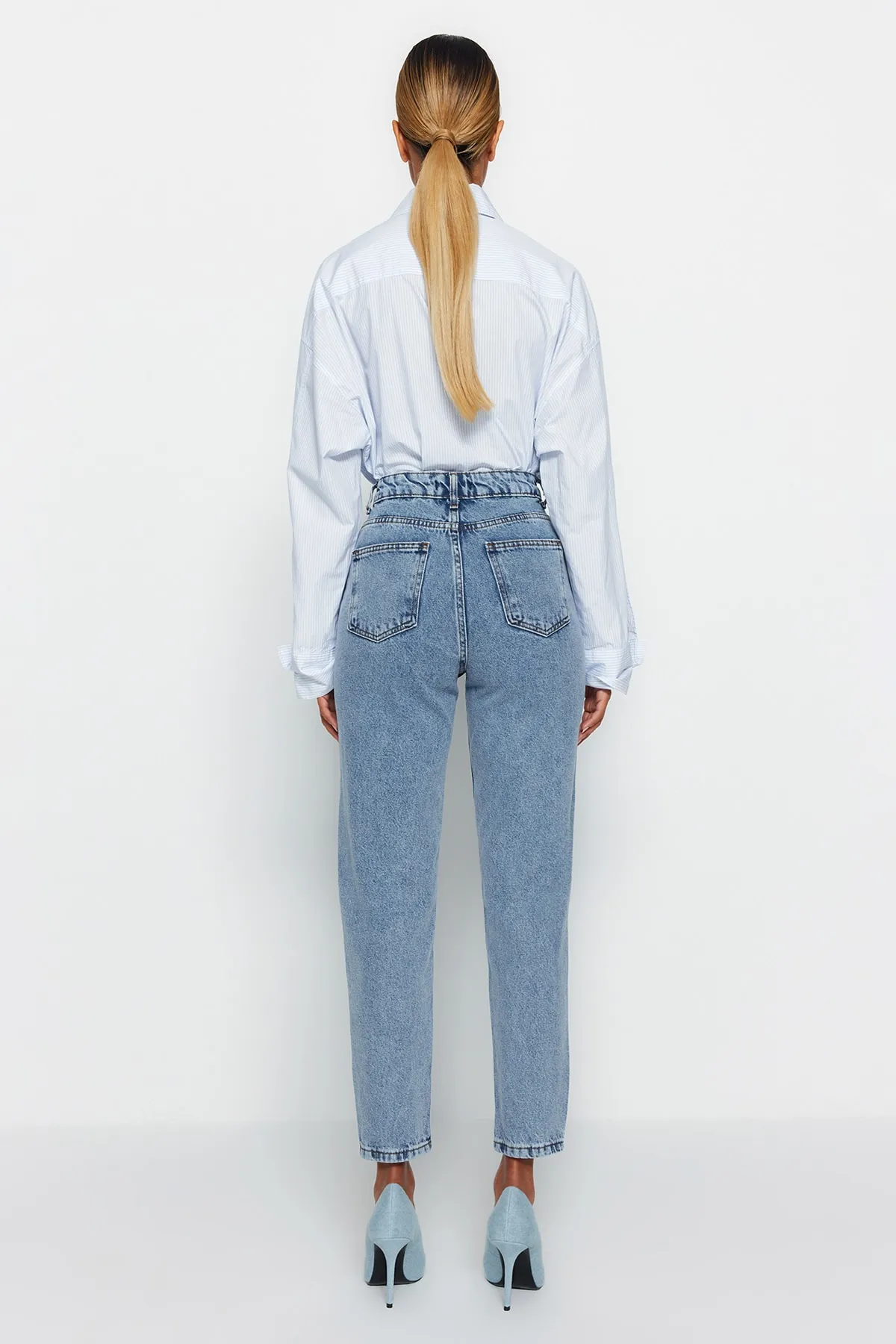 Trendyol Collection  Indigoblaue Mom-Jeans mit hoher Taille TWOSS23JE00067