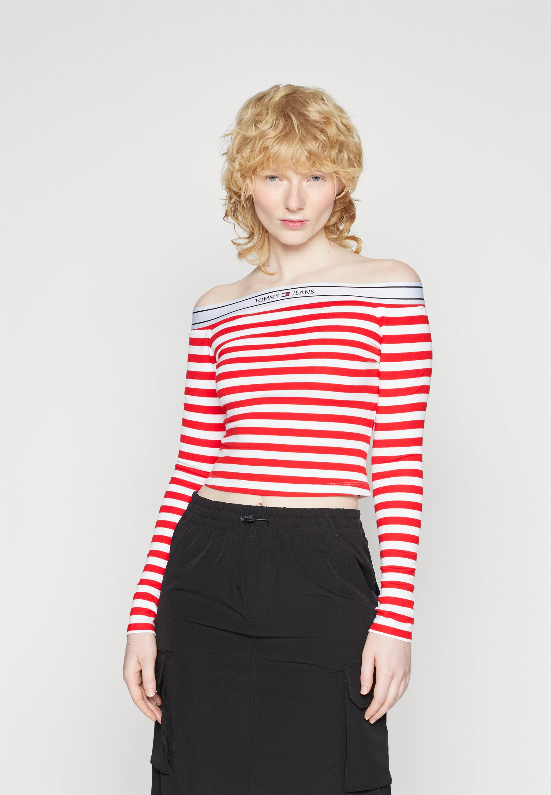 Camiseta de manga larga con cinta con el logotipo de Tommy Jeans y hombros descubiertos