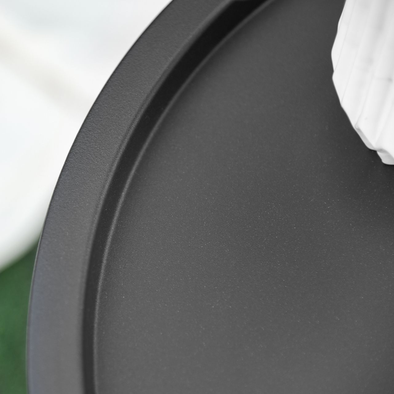 Outsunny Beistelltisch für Garten Couchtisch Kaffeetisch mit Tragegriff Wohnzimmer Metall Schwarz Ø46 x 56H cm