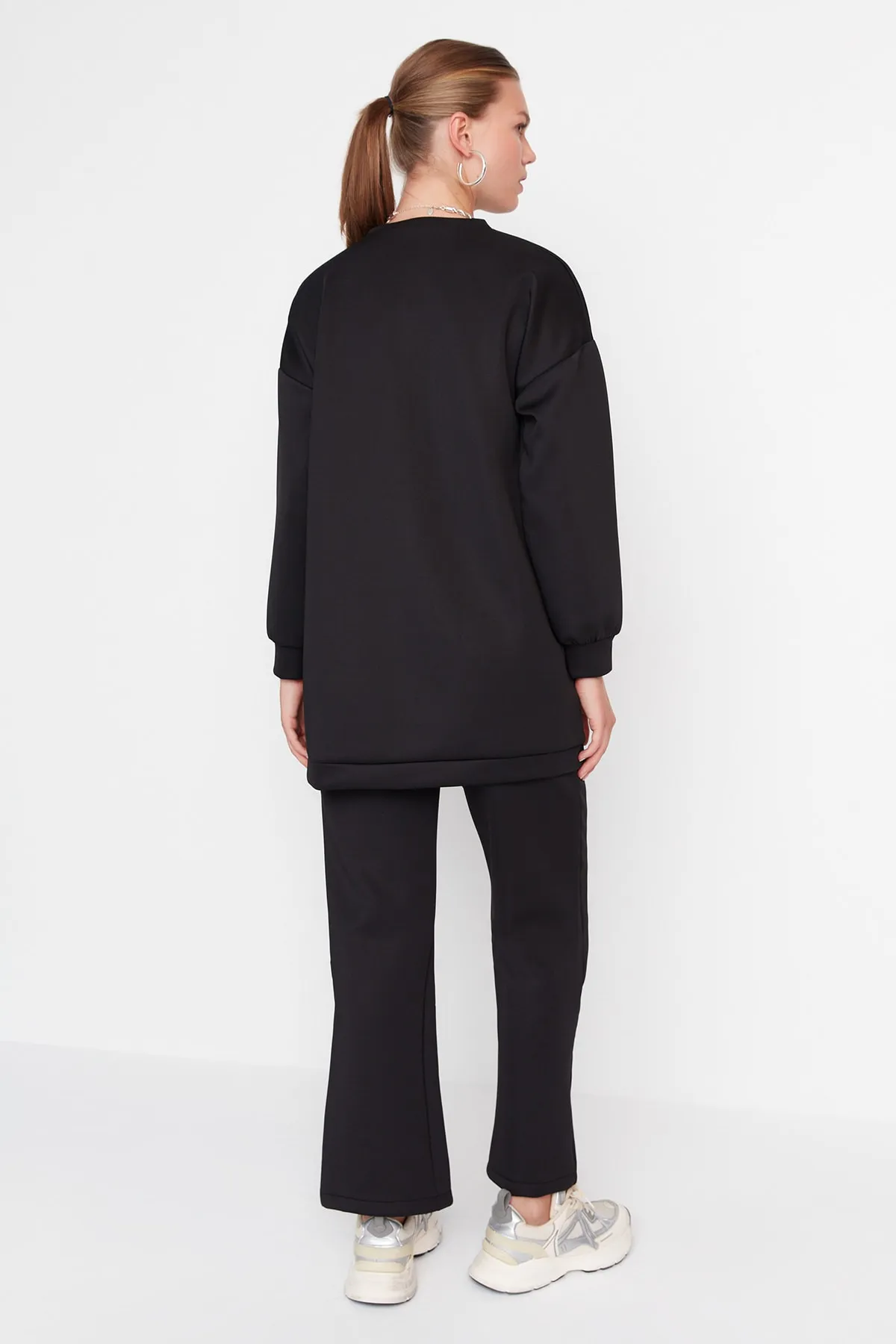 Trendyol Modest  Schwarzes Set aus Oberteil und Unterteil aus Scuba-Tunika und -Hose mit Schlitzdetail TCTAW23US00201