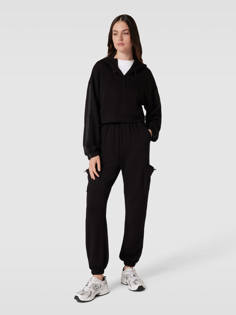Cropped Hoodie mit kurzem Reißverschluss Modell 'Stance' in schwarz