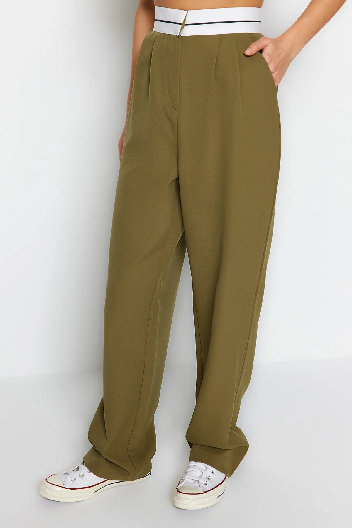 Trendyol Collection  Khakifarbene, gewebte Hose mit weitem Bein und hoher Taille und Gürteldetail TWOSS23PL00150