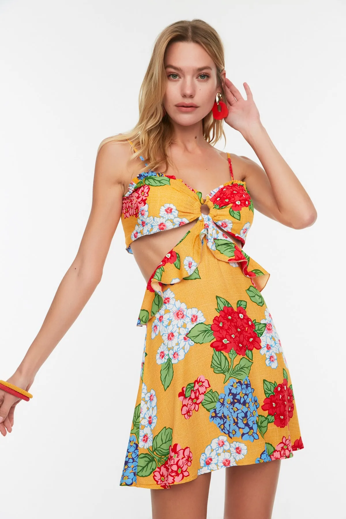 Trendyol Collection  Gelbes, floral gemustertes, detailliertes Strandkleid aus Viskose mit Ausschnitten TBESS21EL1054