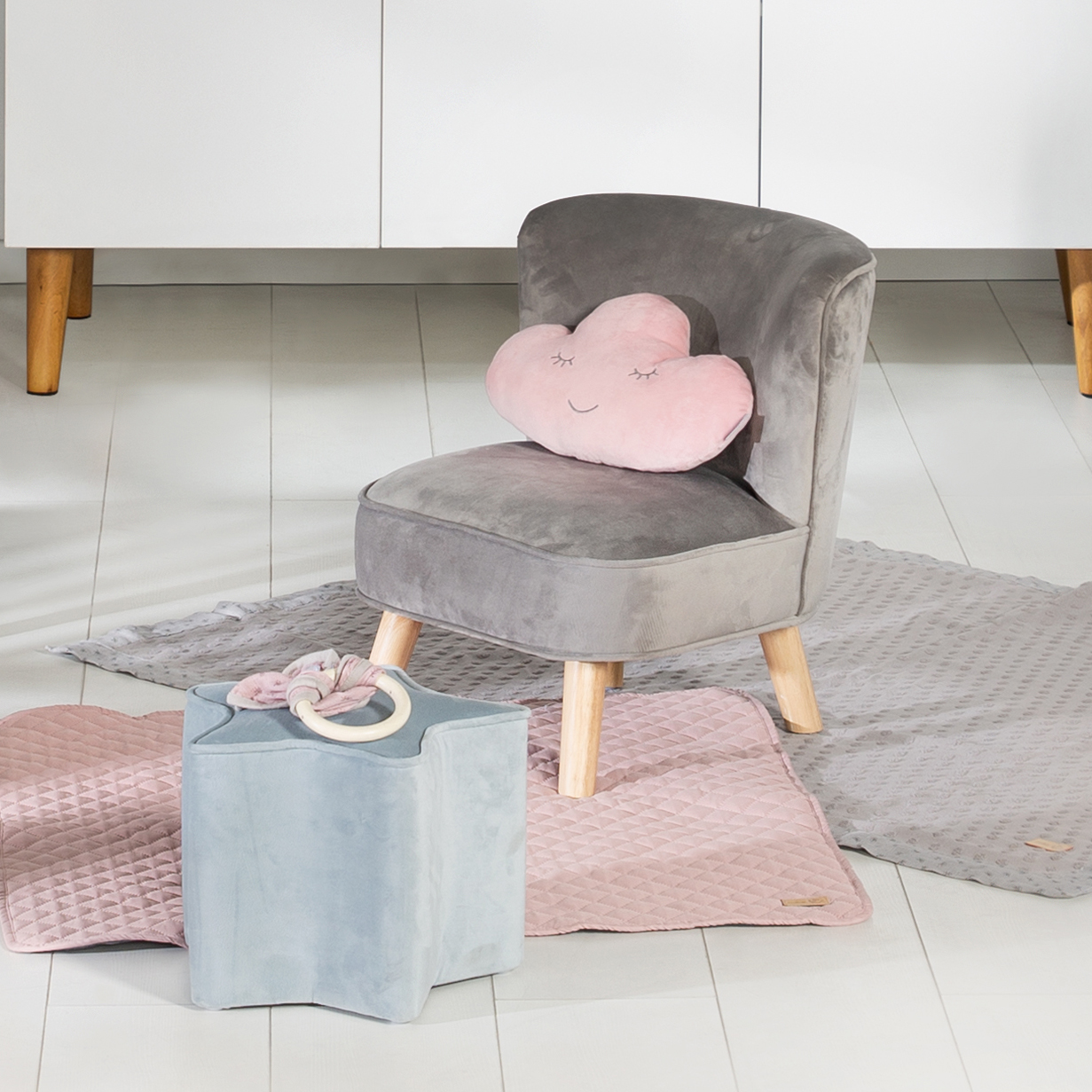Roba Kindersessel „Lil Sofa“, bequemer Sessel mit stabilen Holzfüßen und grauem Samtstoff