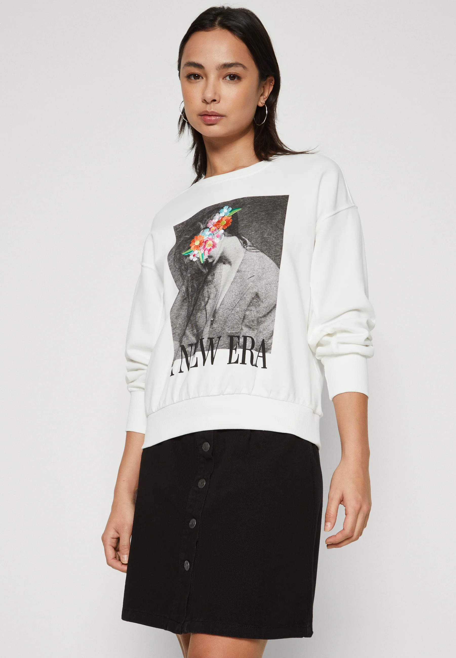 ONLY Petite ONLHANNA BORDADO CUELLO O - Sudadera